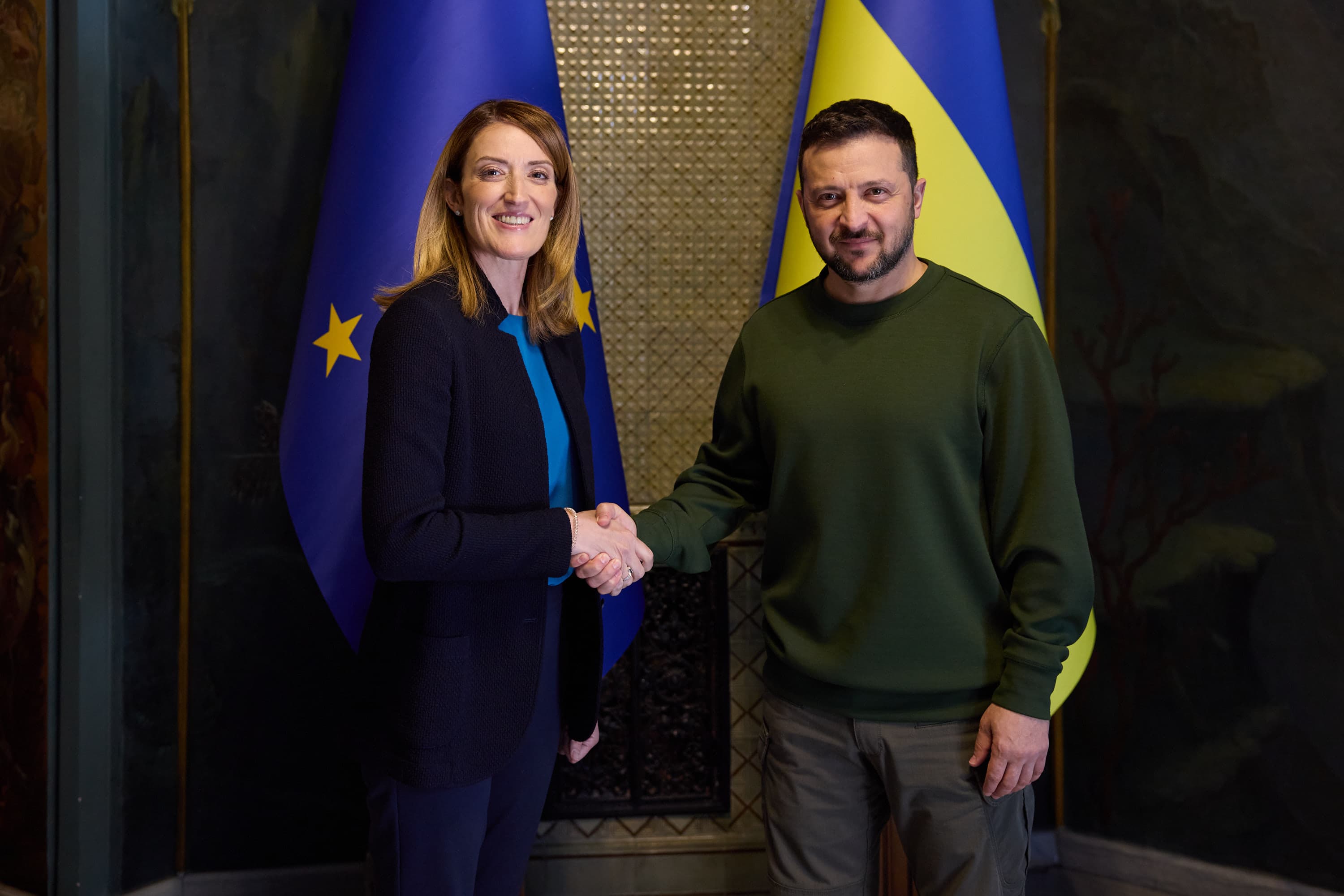 Steagurile Uniunii Europene și Ucrainei afișate simbolic pentru proiecte de apărare comune. (Foto: President Of Ukraine from Україна / CC0 1.0, Openverse)