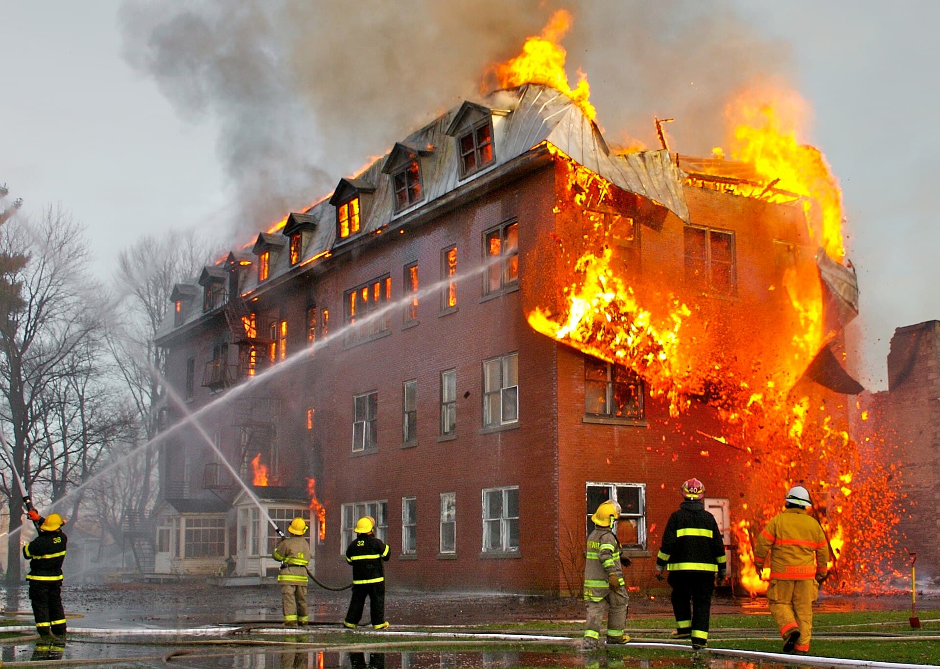 Incendiu violent la un depozit de reciclare din Giurgiu, cu RO-Alert (Foto de arhivă: Sylvain Pedneault / CC BY-SA 3.0, Wikimedia Commons)
