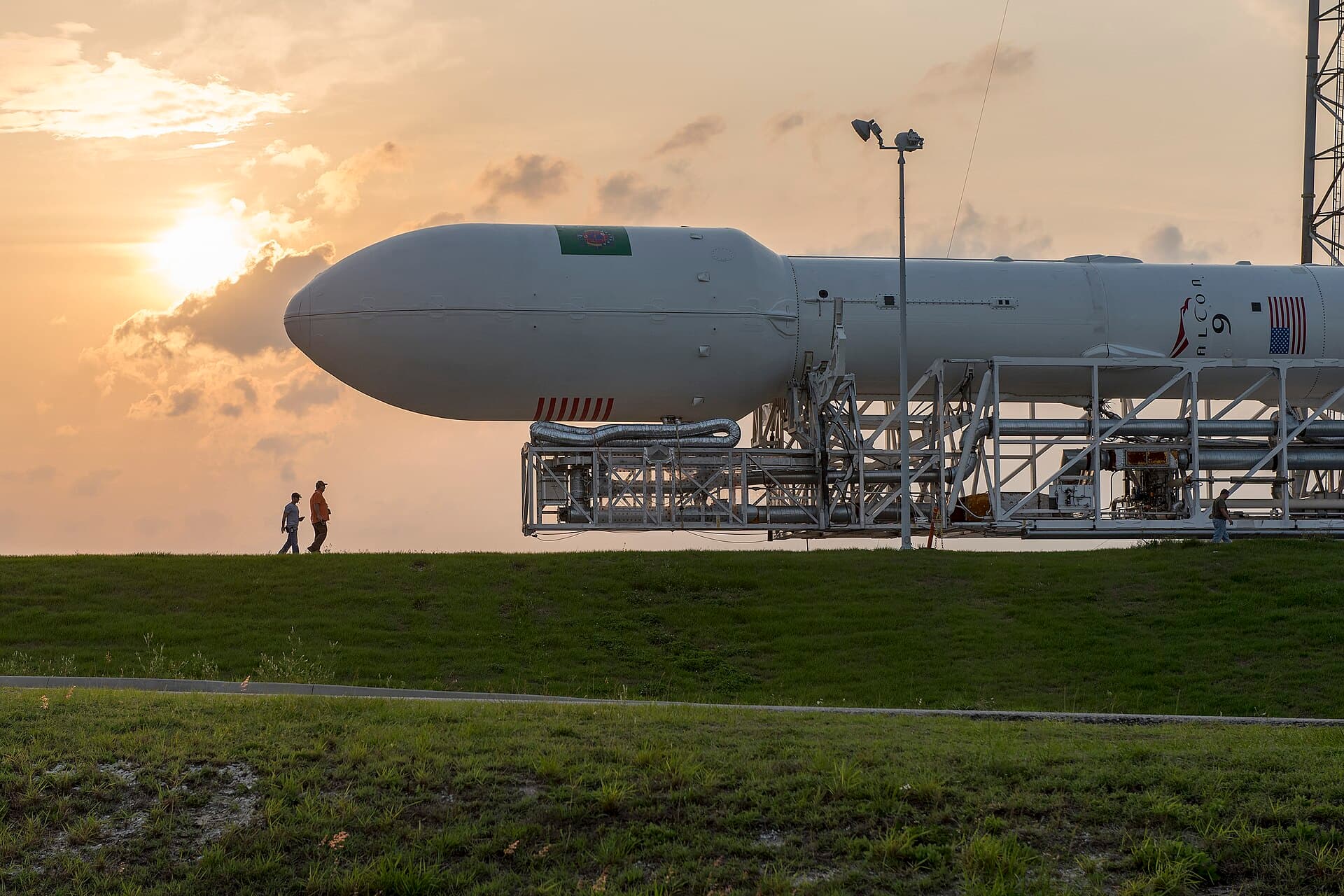 O rachetă SpaceX Falcon 9, compania aerospațială despre care Elon Musk spune că ar putea fuziona cu Tesla. (Foto: SpaceX / CC0, Wikimedia Commons)