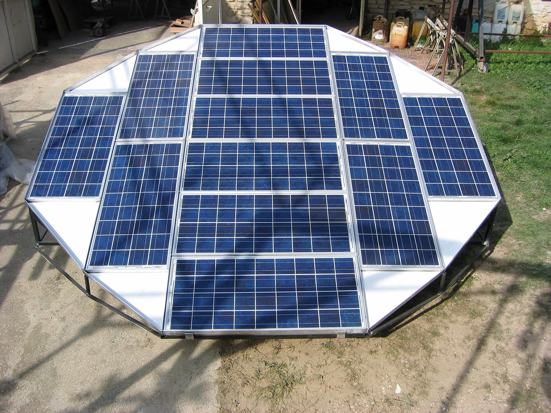 Parcul fotovoltaic din apropierea localității Királyegyháza, în sudul Ungariei. (Foto de arhivă: Albane46 / CC BY-SA 3.0, Wikimedia Commons)