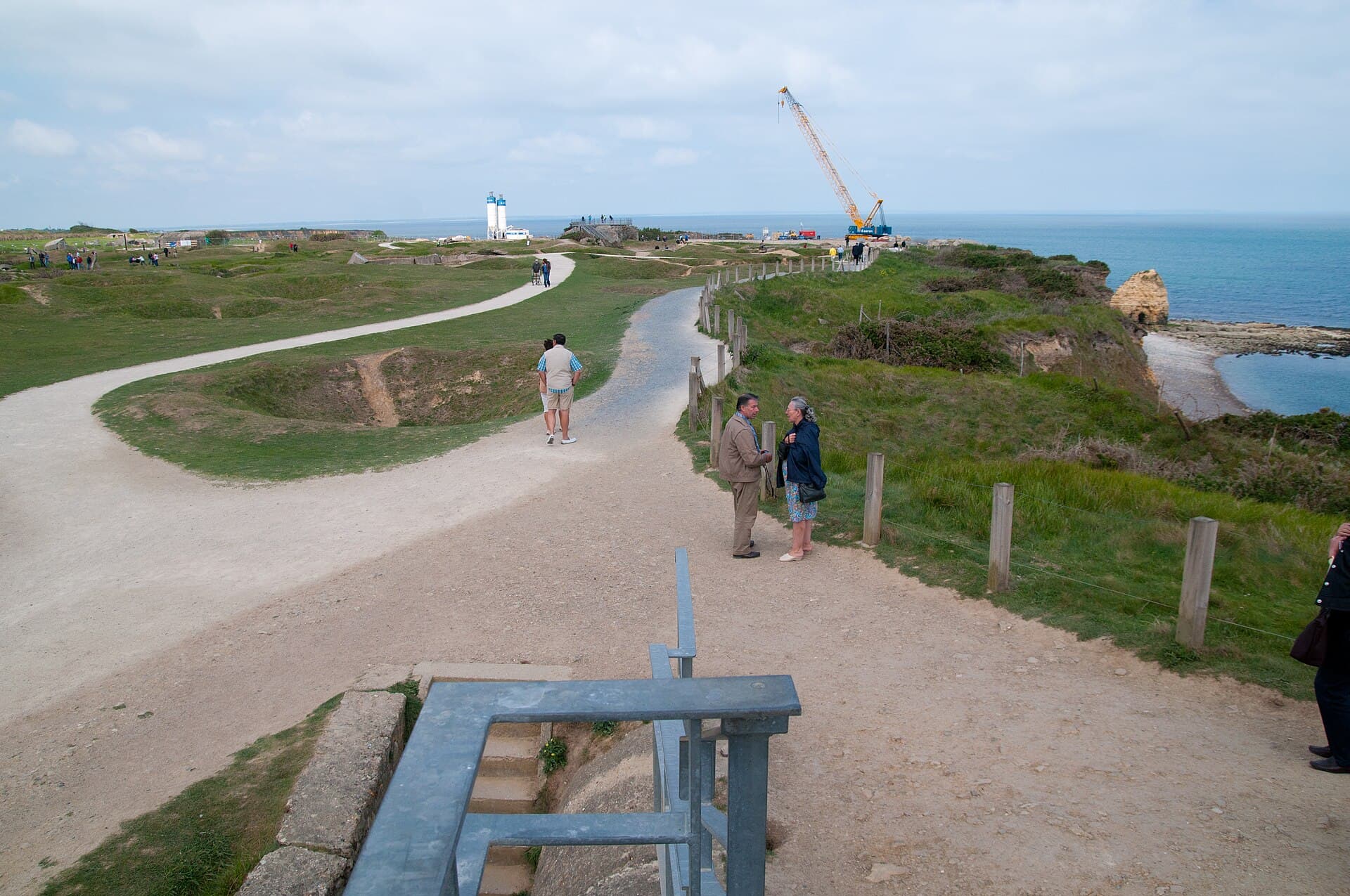 Peisaj de coastă cu plajă, dune și vizitatori, într-o zonă litorală din Normandia. (Foto: Archangel12 / CC BY 2.0, Wikimedia Commons)