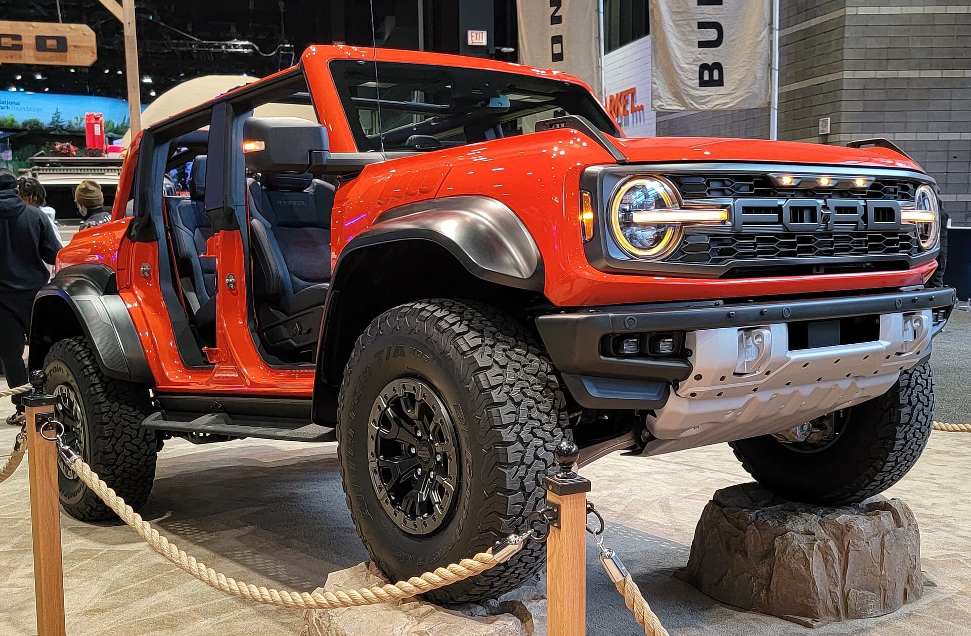 Un automobil Ford Bronco portocaliu, expus într-un salon auto. (Foto: UltraTech66 / CC BY-SA 4.0, Wikimedia Commons)