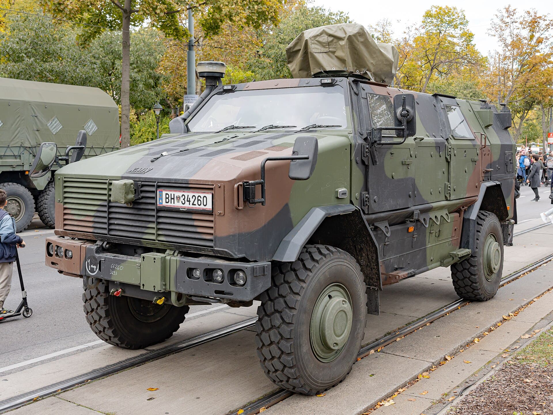 Un vehicul blindat al armatei austriece, fotografiat pe o stradă. (Foto: Aciarium / CC BY 4.0, Wikimedia Commons)