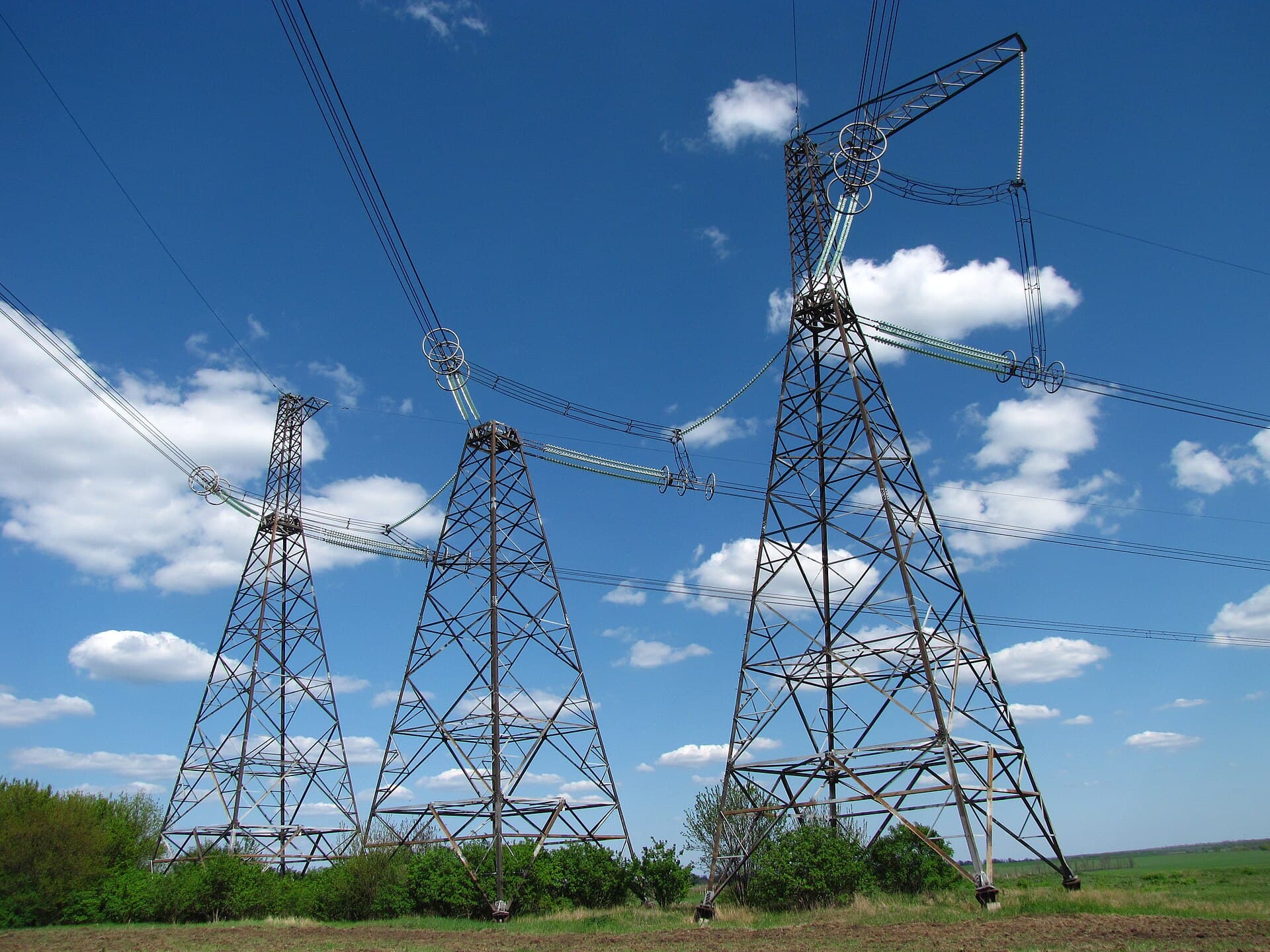 Sistemul Energetic Național, sprijinit seara de prosumatorii cu baterii (Foto de arhivă: Novoklimov / CC0, Wikimedia Commons)