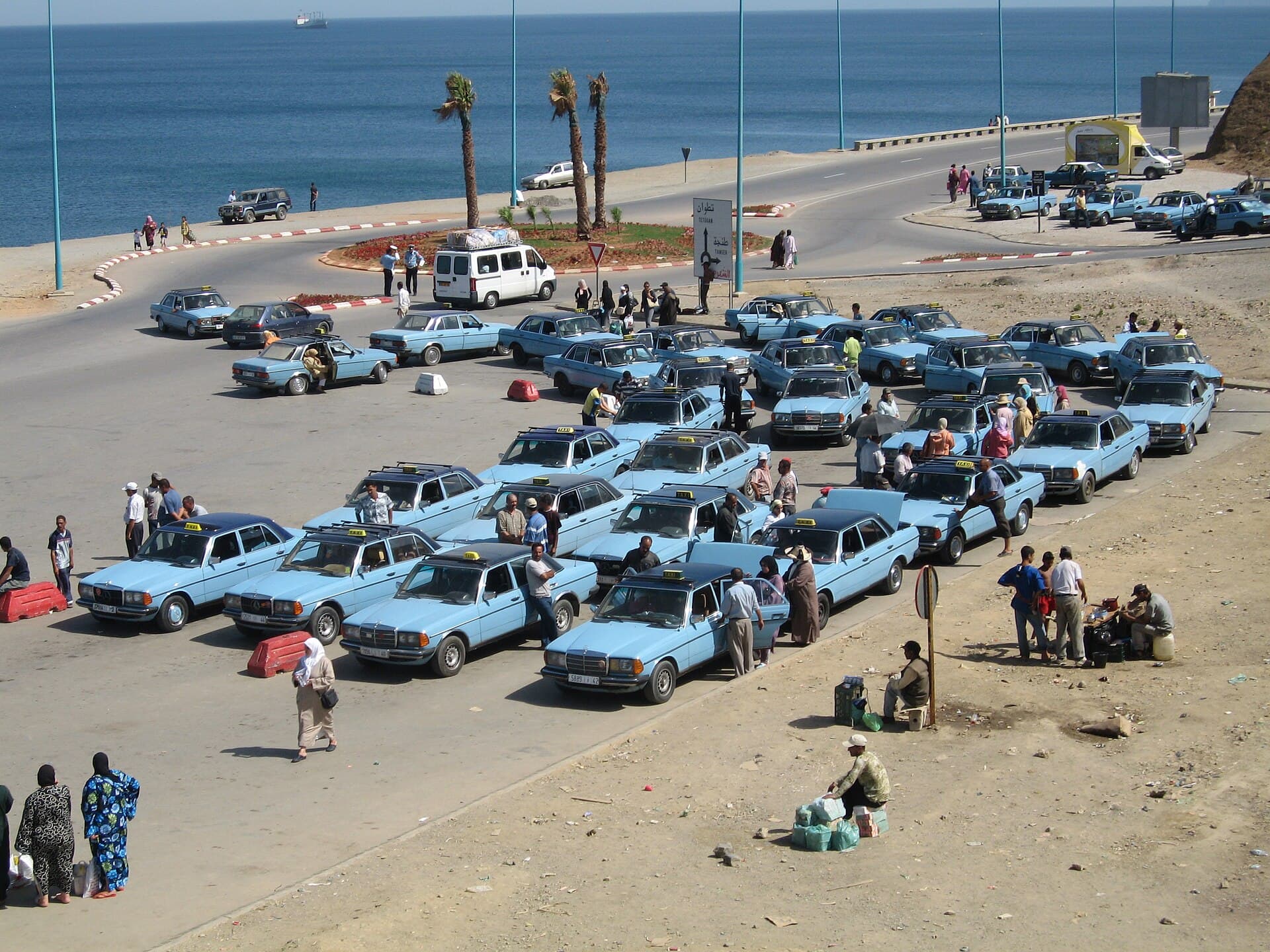 O zonă de coastă din Ceuta, cu numeroase autoturisme și persoane adunate lângă șosea. (Foto: 300td.org / CC BY 2.0, Wikimedia Commons)