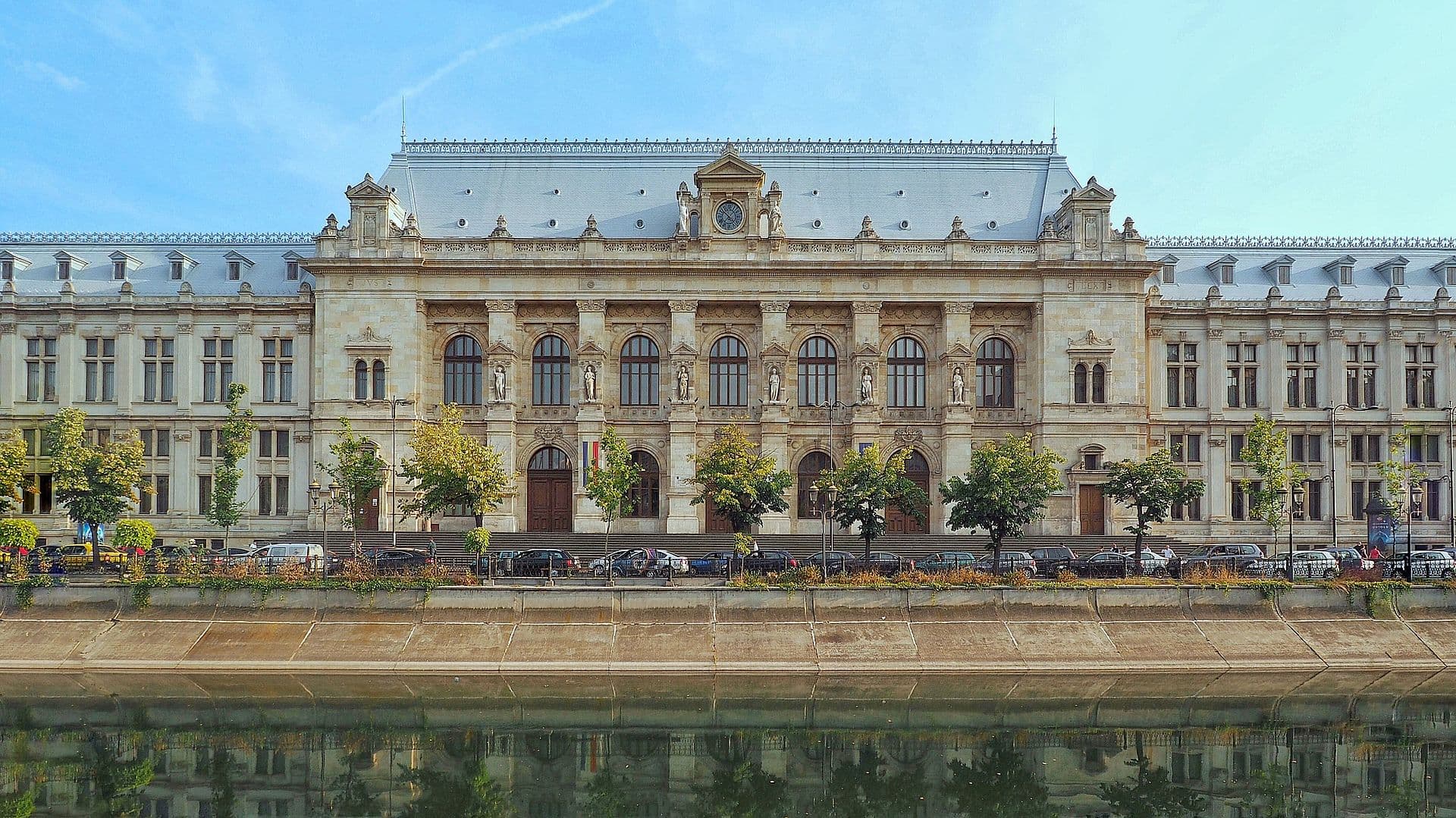 Clădirea Palatului de Justiție din București, sediul Curții de Apel București, văzută dinspre malul apei. (Foto: Ștefan Jurcă from Munich, Germany / CC BY 2.0, Wikimedia Commons)