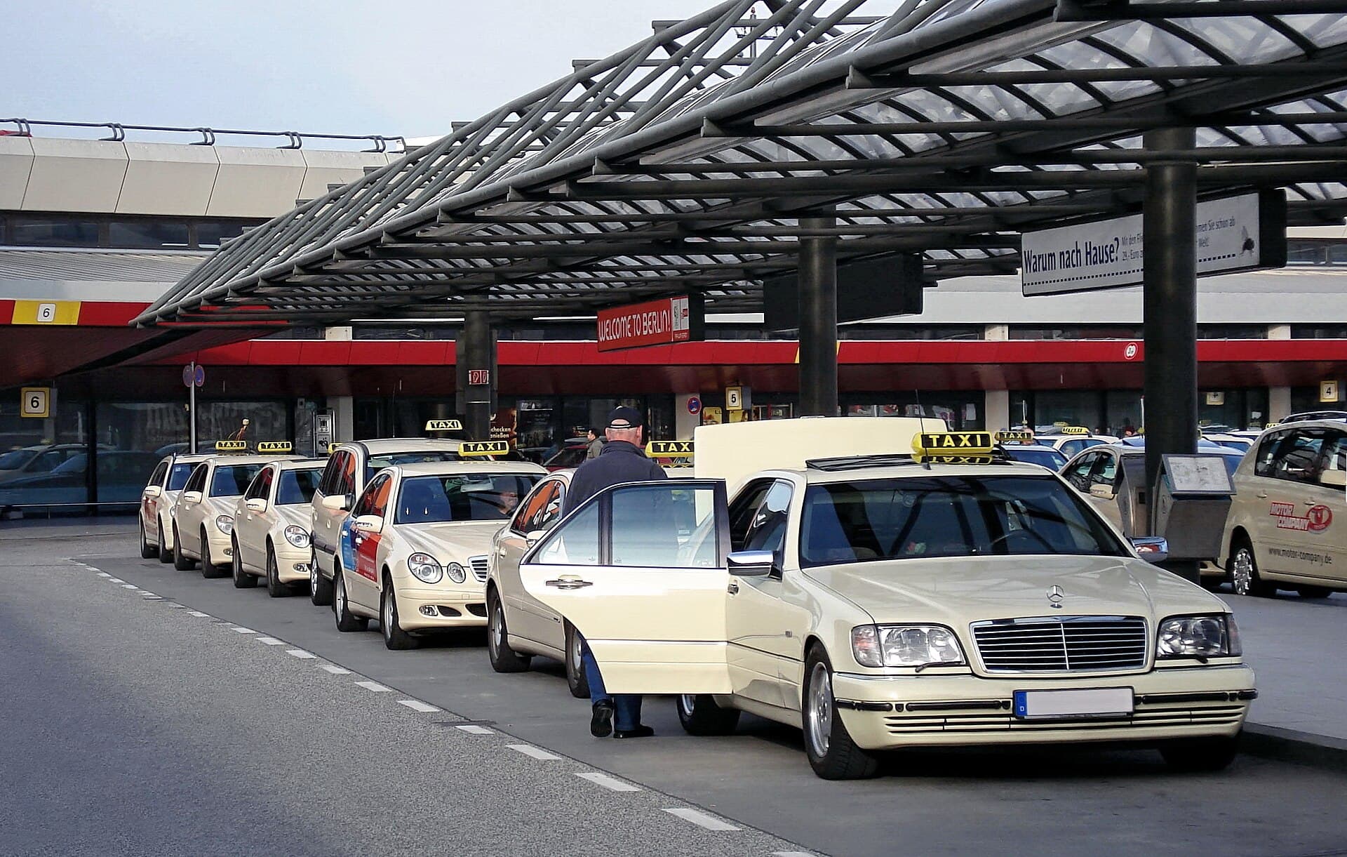 Un șir de autoturisme taxi într-o stație, sub o copertină. (Foto de arhivă: Matti Blume, MB-one / CC BY-SA 3.0, Wikimedia Commons)