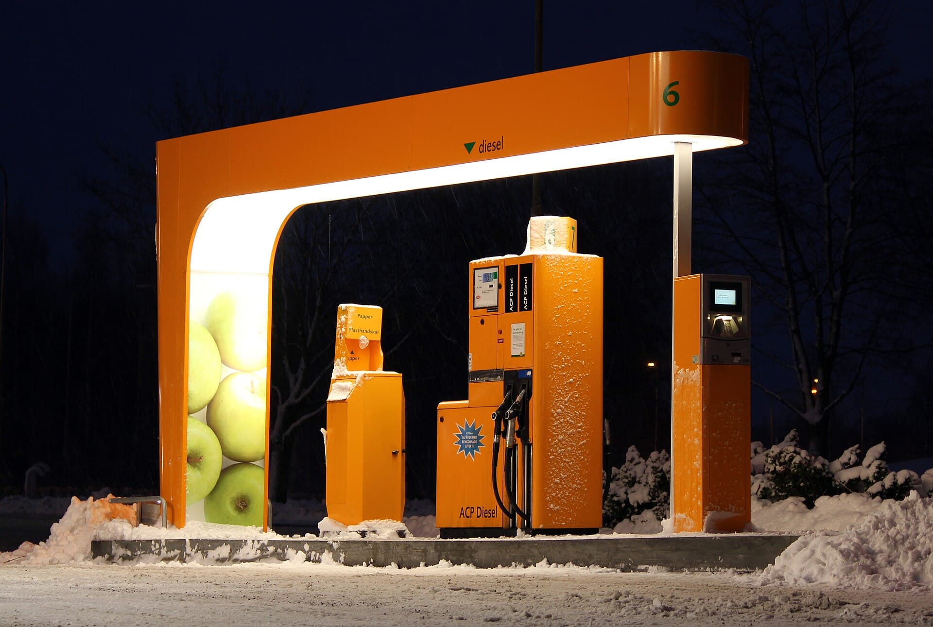 O stație de carburanți, cu pompe de alimentare, fotografiată pe timp de iarnă. (Foto de arhivă: Calle Eklund/ V-wolf / CC BY 3.0, Wikimedia Commons)