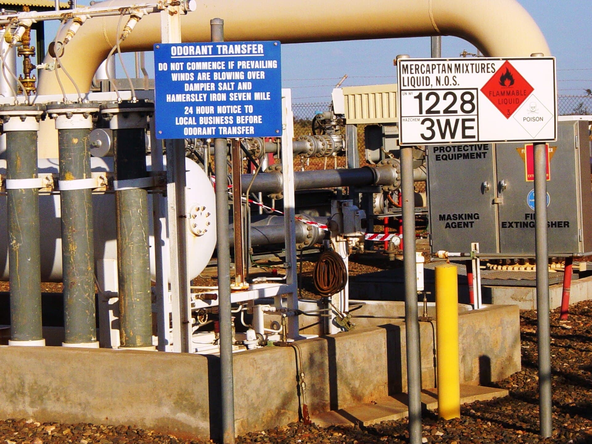 Instalație industrială de gaze, cu conducte, țevi și indicatoare de avertizare. (Foto de arhivă: Glen Dillon / CC BY 3.0, Wikimedia Commons)