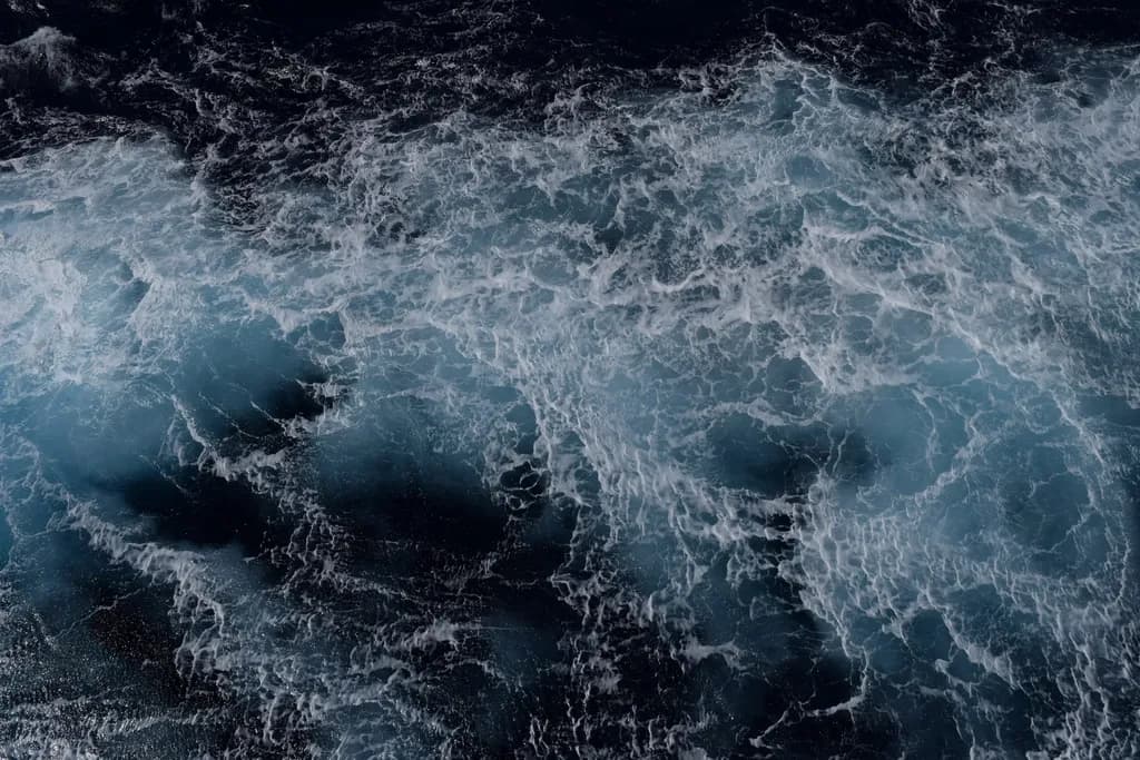 Valuri puternice și spumă de mare văzute de sus. (Foto ilustrativă: necunoscut / CC0 1.0, Openverse)
