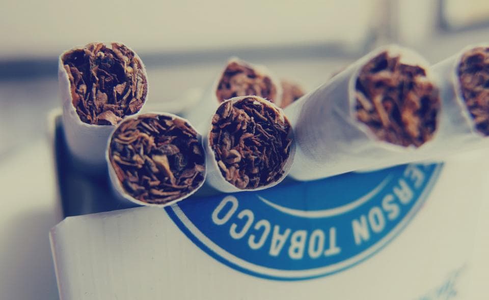 Mai multe trabucuri sau produse din tutun, așezate pe un ambalaj cu inscripția „Passion Tobaco”. (Foto ilustrativă: Martin Vorel / CC0 1.0, Openverse)