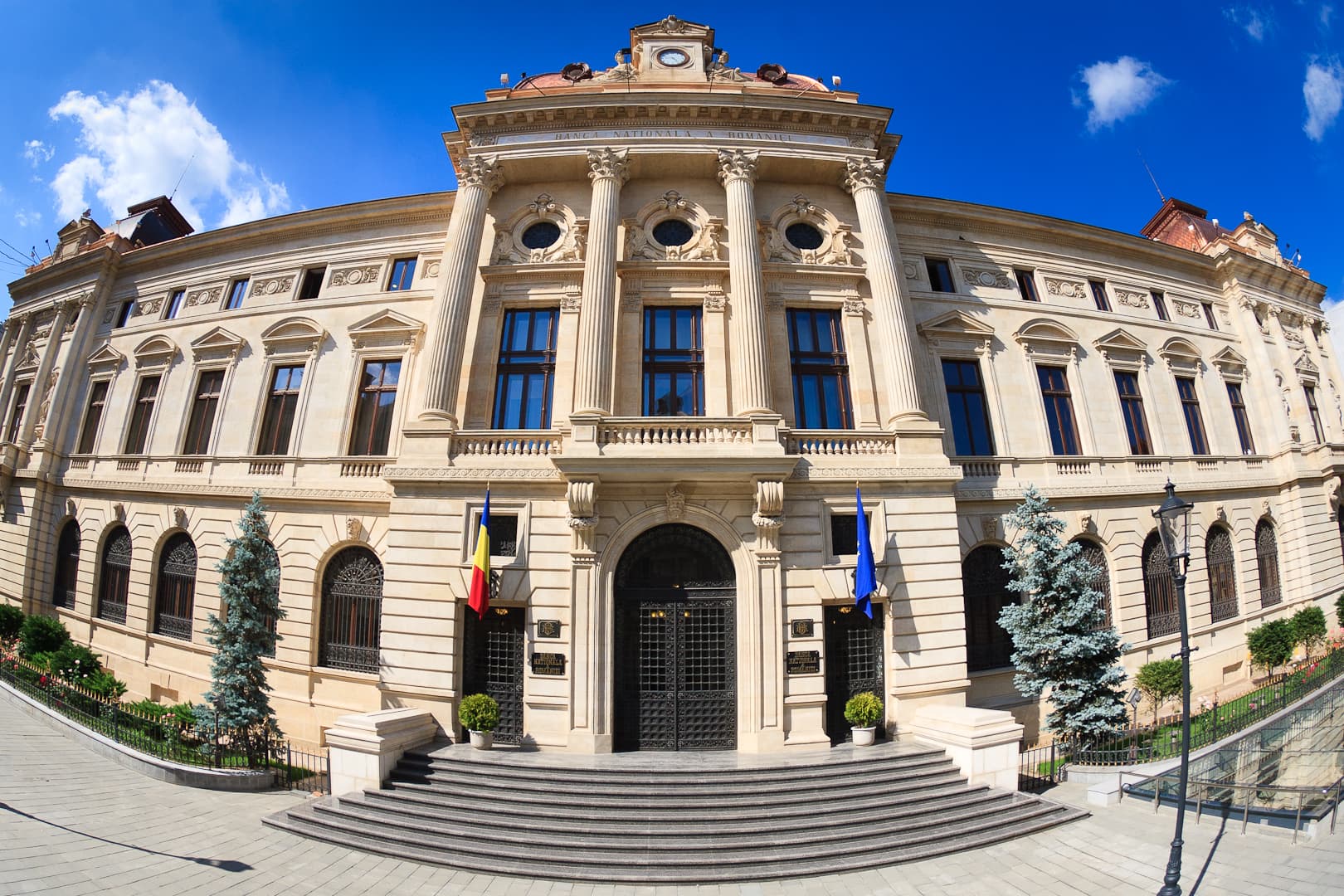 Clădirea Băncii Naționale a României, cu steagurile României și ale Uniunii Europene la intrare. (Foto: Mihai Petre / CC BY-SA 3.0 ro, Wikimedia Commons)