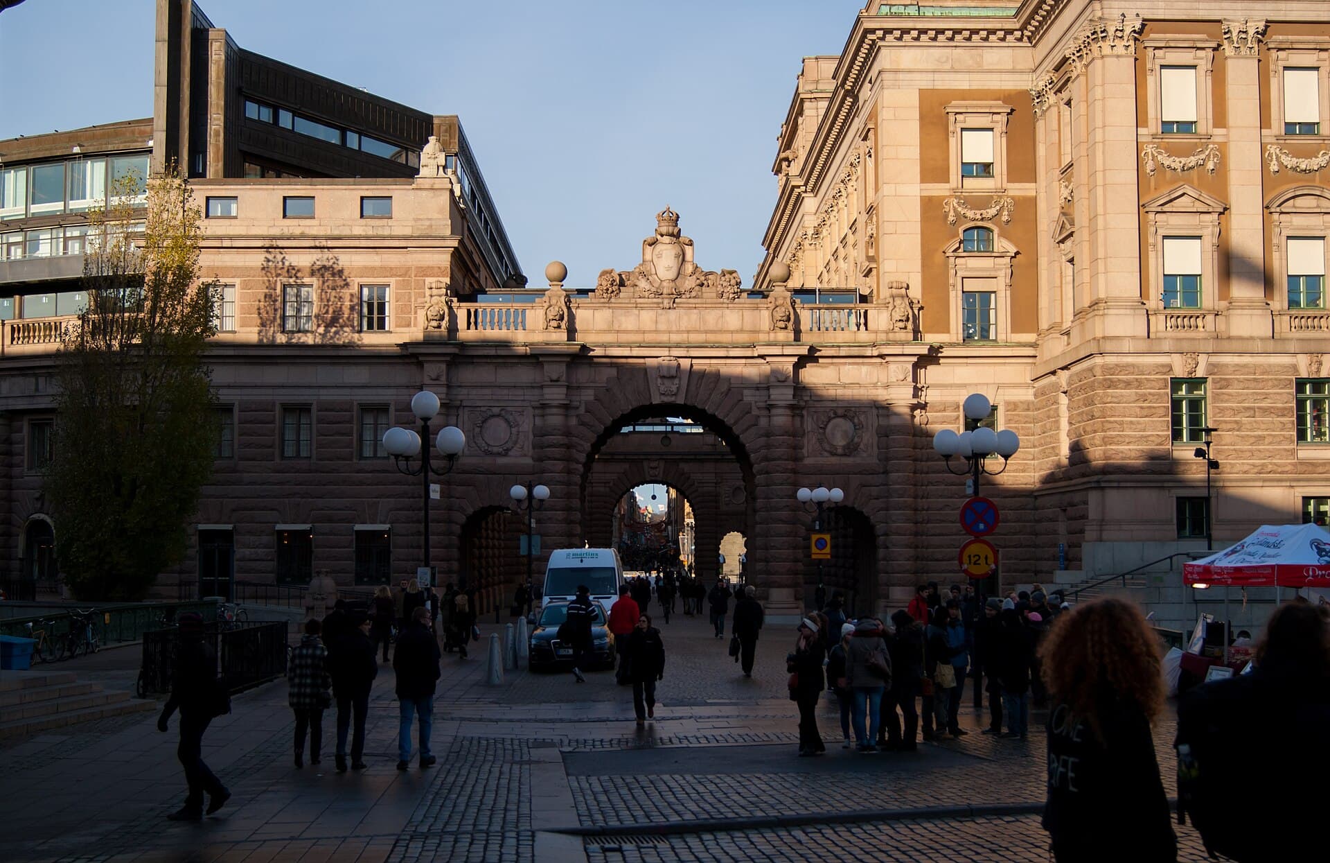 O piață urbană din Stockholm, cu o clădire instituțională monumentală, probabil sediul Parlamentului Suediei. (Foto: Guillaume Speurt from Vilnius, Lithuania / CC BY-SA 2.0, Wikimedia Commons)