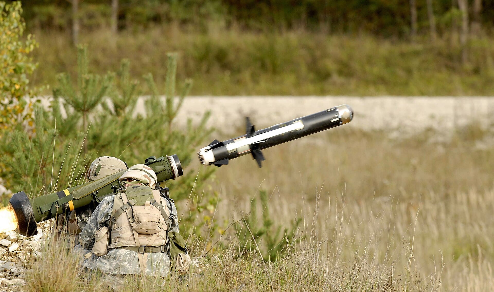 Un militar echipat, care țintește cu un lansator portabil de rachete antitanc într-un teren de antrenament. (Foto de arhivă: GARY L. KIEFFER, USA, CIV / Public domain, Wikimedia Commons)