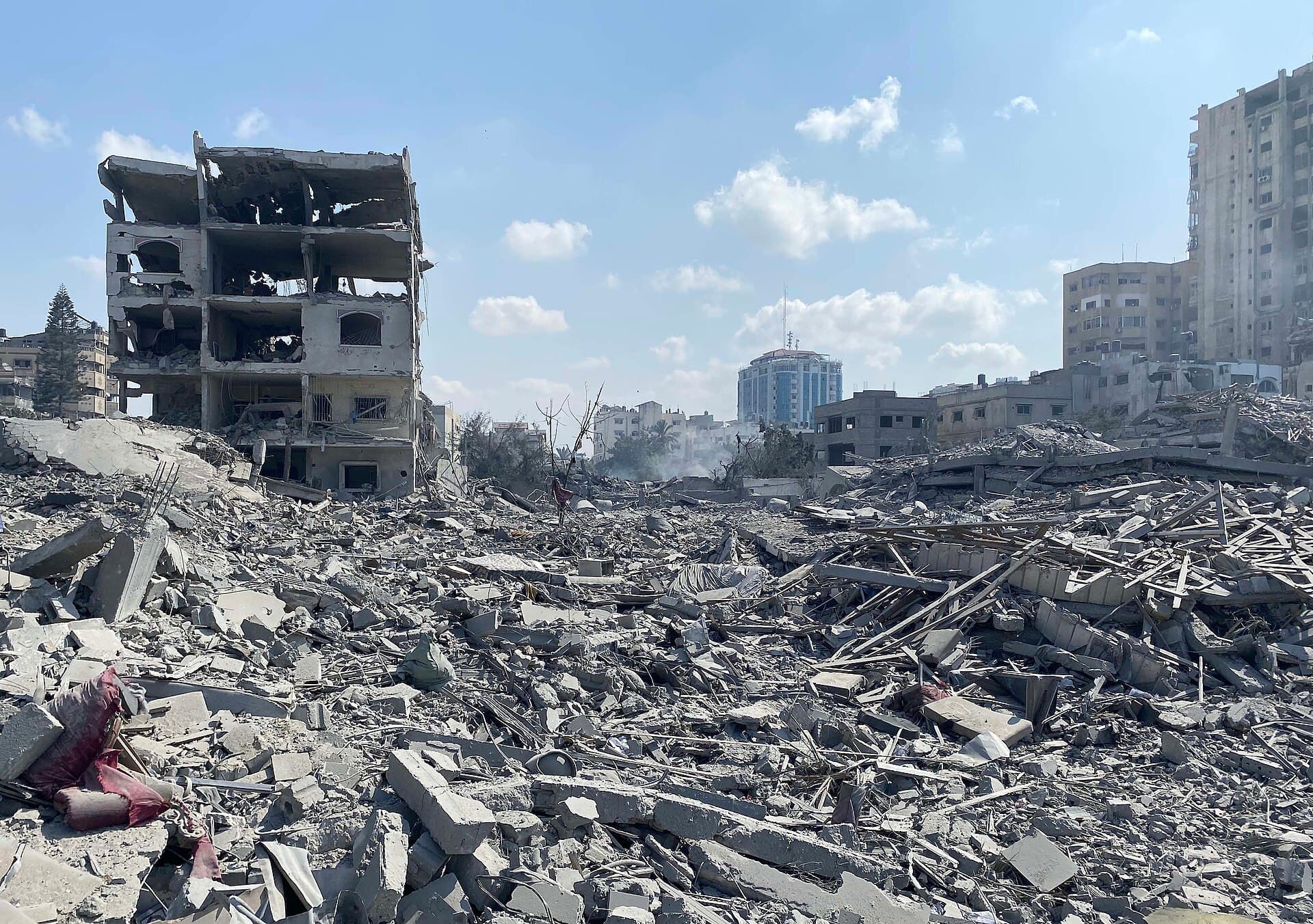 Ruinele unor clădiri și un câmp întins de moloz într-o zonă urbană devastată, aparent în Gaza. (Foto: WAFA (Q2915969) in contract with a local company (APAimages)‏‏ / CC BY-SA 3.0, Wikimedia Commons)