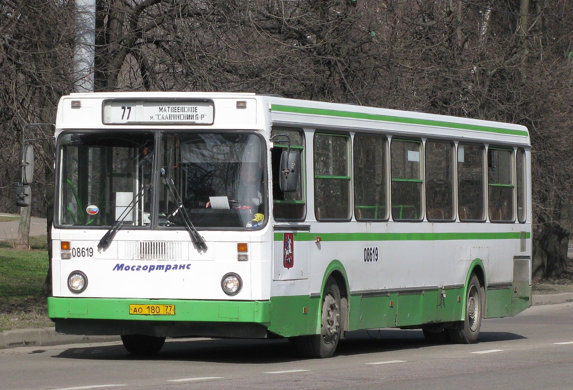 Un autobuz urban verde-alb, inscripționat „Мосгортранс”, circulând pe o stradă. (Foto de arhivă: Sidik iz PTU / CC BY-SA 3.0, Wikimedia Commons)