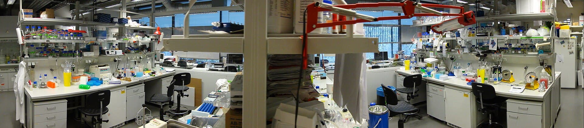 Interiorul unui laborator modern, cu mese de lucru, echipamente și recipiente de laborator. (Foto de arhivă: Masur / CC BY-SA 3.0, Wikimedia Commons)