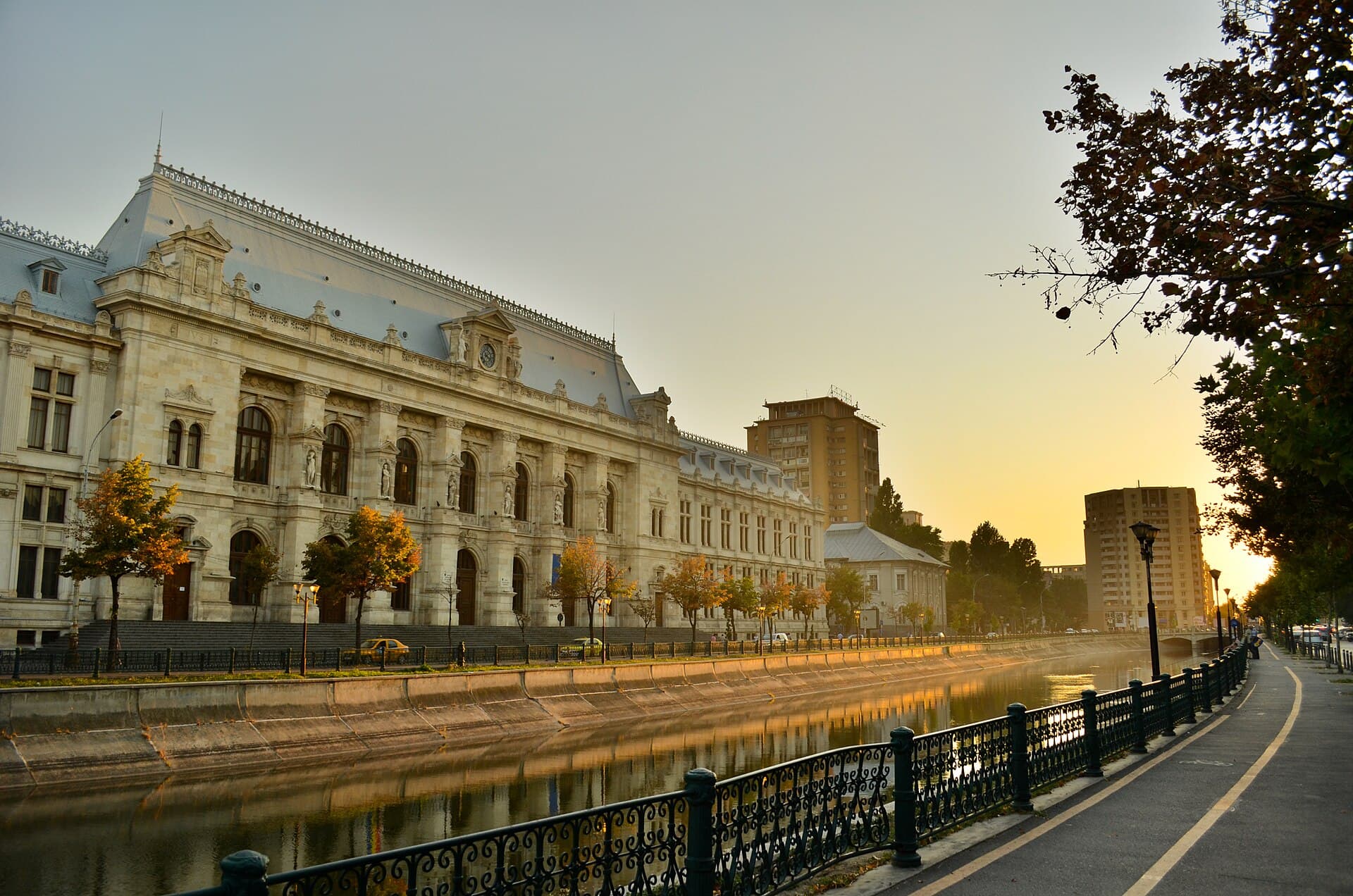 Palatul de Justiție din București, clădirea în care funcționează Tribunalul București, văzută de pe malul Dâmboviței. (Foto: Andreiscurei / CC BY-SA 3.0 ro, Wikimedia Commons)