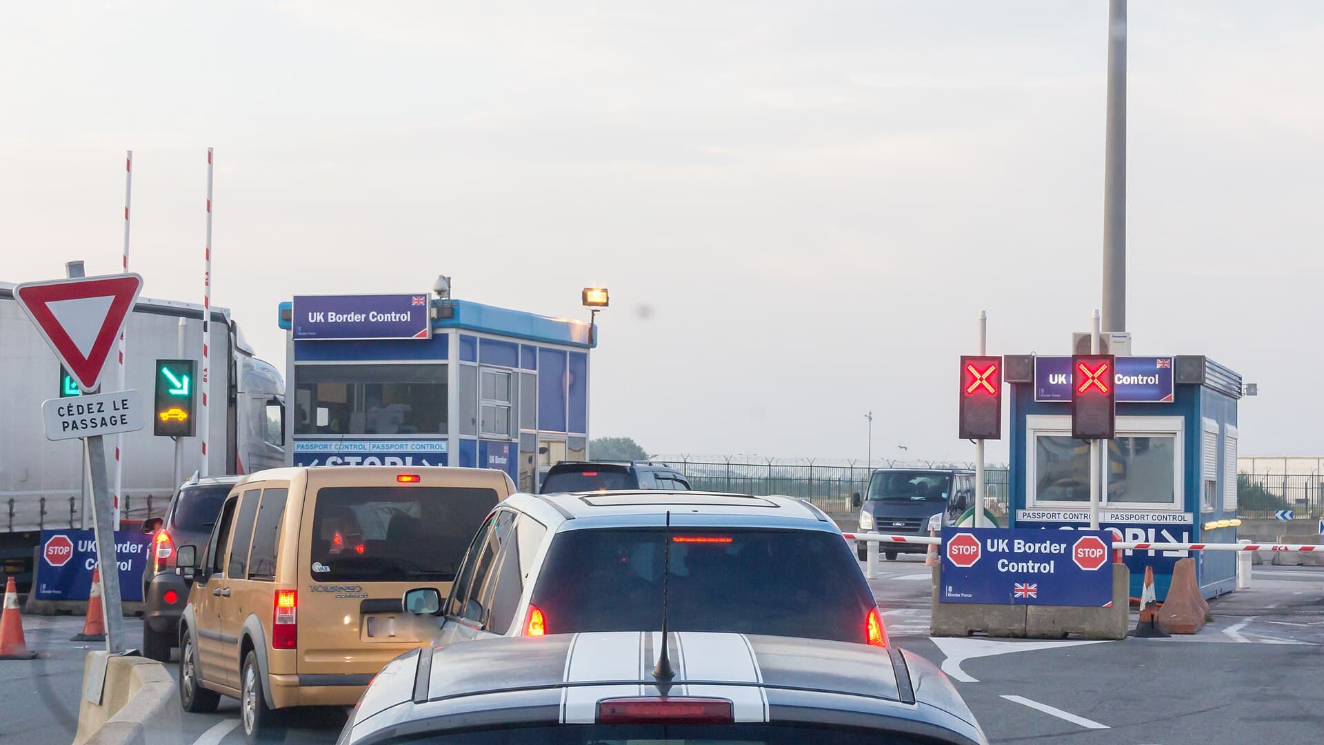 Un punct de control de frontieră rutier, cu bariere, indicatoare și autoturisme care trec prin control. (Foto de arhivă: Raimond Spekking / CC BY-SA 4.0, Wikimedia Commons)