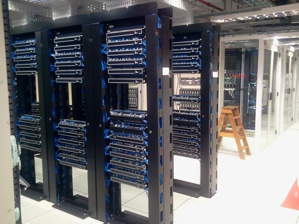 Rackuri cu servere și echipamente de rețea într-o cameră de date. (Foto ilustrativă: necunoscut / CC0 1.0, Openverse)