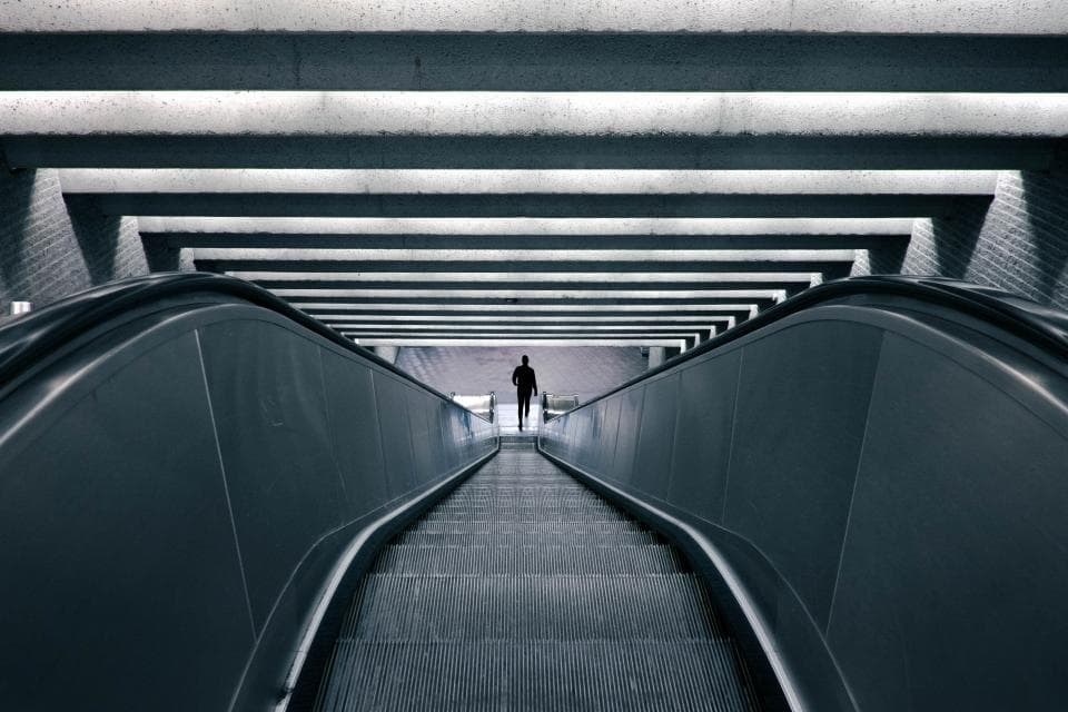 O scară rulantă într-o stație de metrou, văzută în perspectivă. (Foto ilustrativă: Verne Ho / CC0 1.0, Openverse)