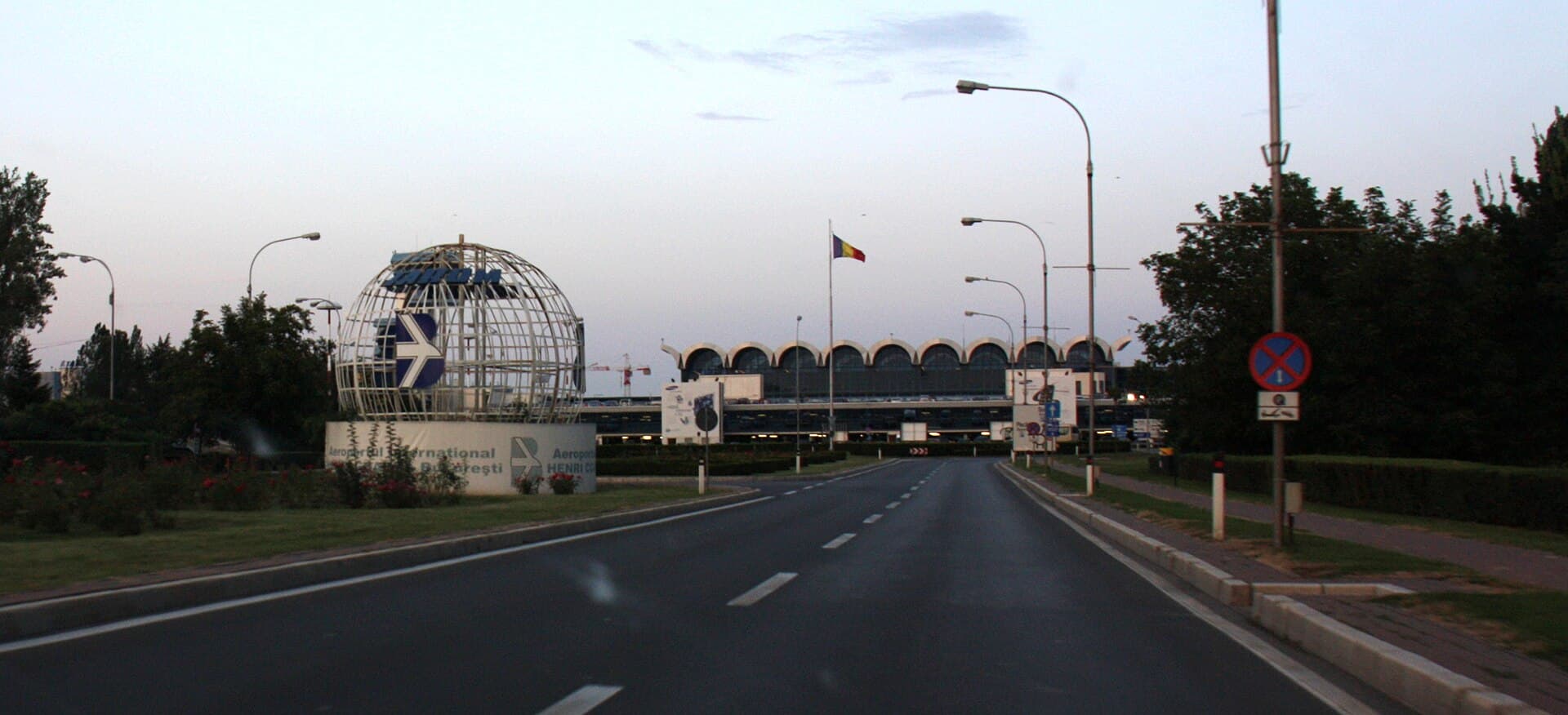 O arteră de acces către Aeroportul Internațional Henri Coandă din Otopeni, cu clădirea aeroportului în fundal. (Foto: Zeugma fr ( talk ) (Antoine FLEURY-GOBERT) / CC BY-SA 3.0, Wikimedia Commons)
