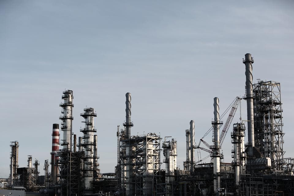 O rafinărie sau un complex industrial petrochimic, cu instalații și turnuri tehnologice. (Foto ilustrativă: Leeroy / CC0 1.0, Openverse)