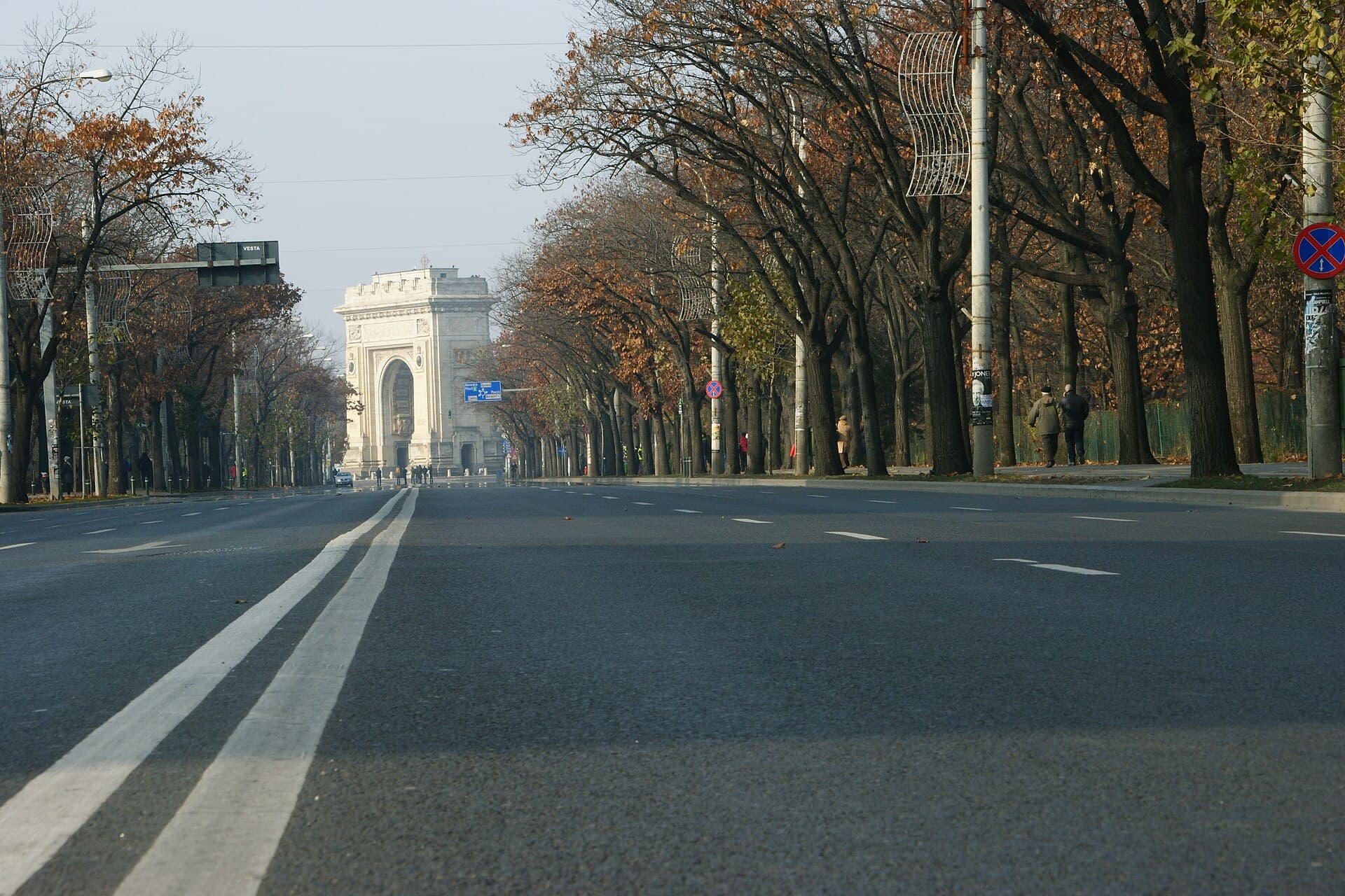 Arcul de Triumf din București, văzut de pe bulevardul gol din apropiere. (Foto: Vaivoda Vlad / CC BY-SA 3.0 ro, Wikimedia Commons)