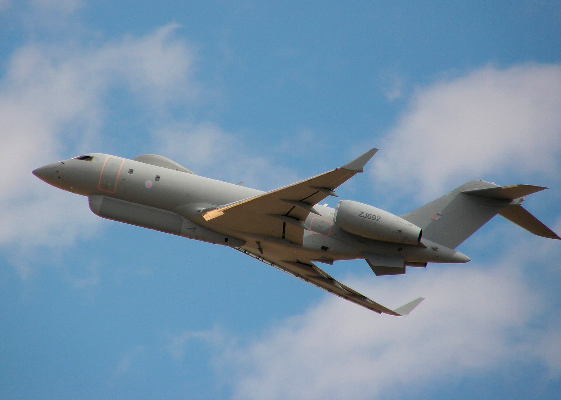 Un avion-cisternă militar KC-135 în zbor, fotografiat de jos, pe fundalul cerului. (Foto de arhivă: Alan Radecki Akradecki / CC BY-SA 3.0, Wikimedia Commons)