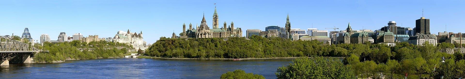 Panoramă a orașului Ottawa, cu clădirea Parlamentului Canadei și râul Ottawa în prim-plan. (Foto: G. Baranski - http://photomulti.com / CC BY-SA 3.0, Wikimedia Commons)