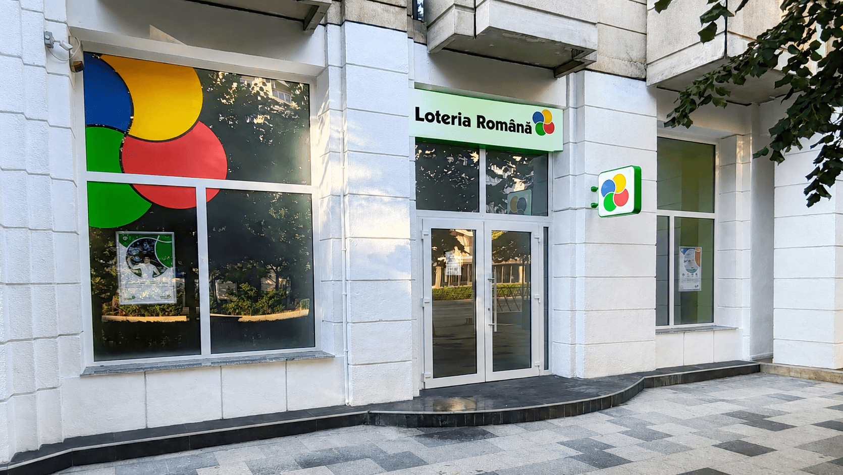 Fațada unei agenții Loteria Română, cu sigla și inscripția vizibile. (Foto: LucianBML / BY 4.0, Openverse)
