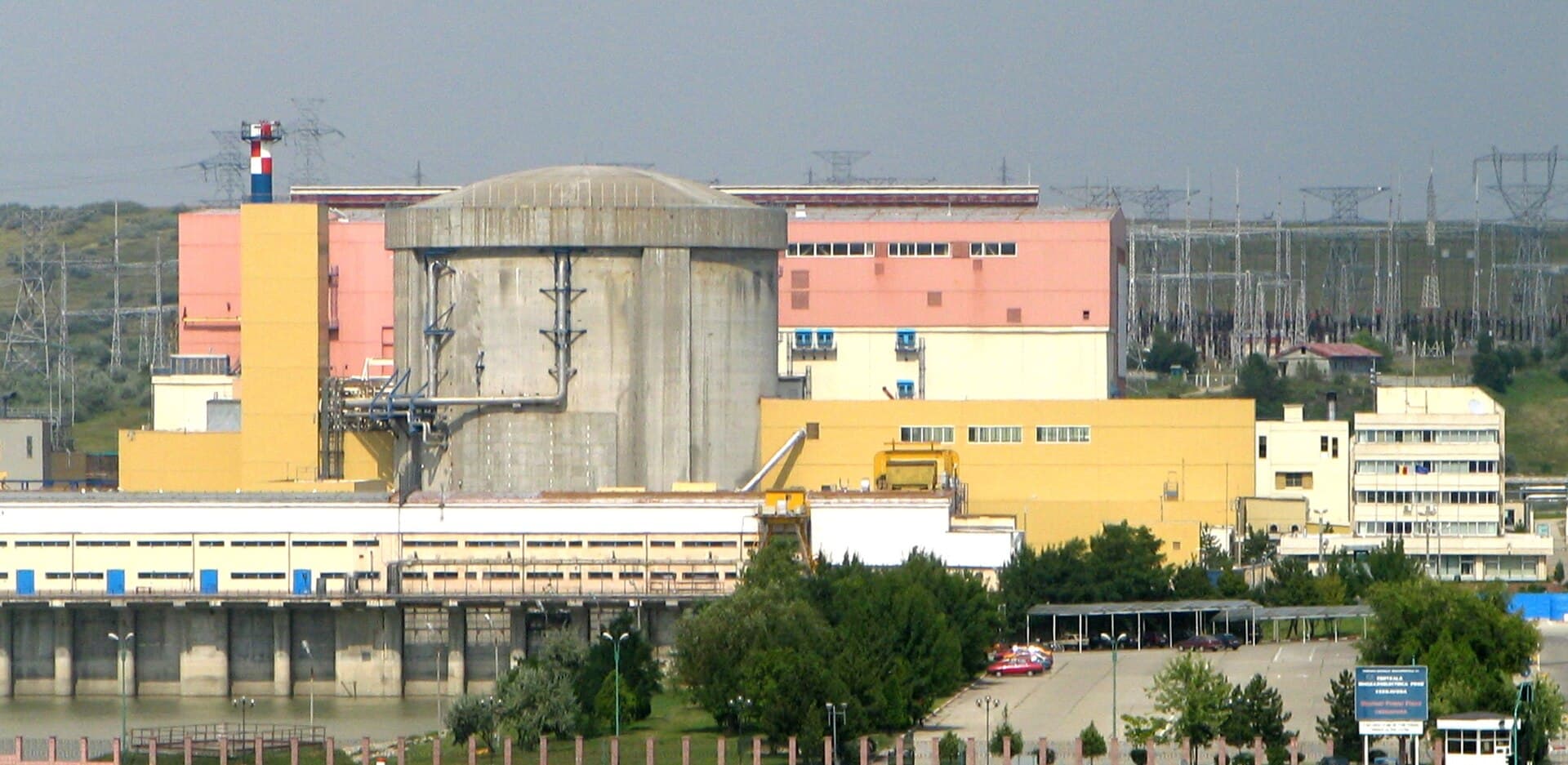 Se vede complexul centralei nucleare de la Cernavodă, inclusiv clădirile reactoarelor și infrastructura electrică. (Foto: No machine-readable author provided. Bogdan assumed (based on copyright claims). / CC BY-SA 3.0, Wikimedia Commons)