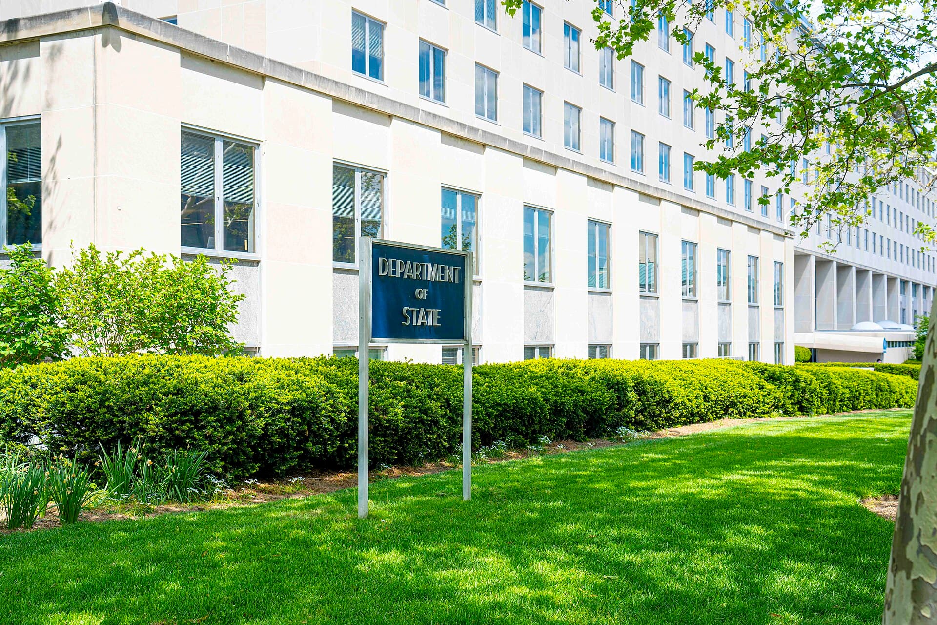 O clădire a Departamentului de Stat al SUA, cu un indicator pe care scrie „Department of State”. (Foto: U.S. Department of State / Public domain, Wikimedia Commons)