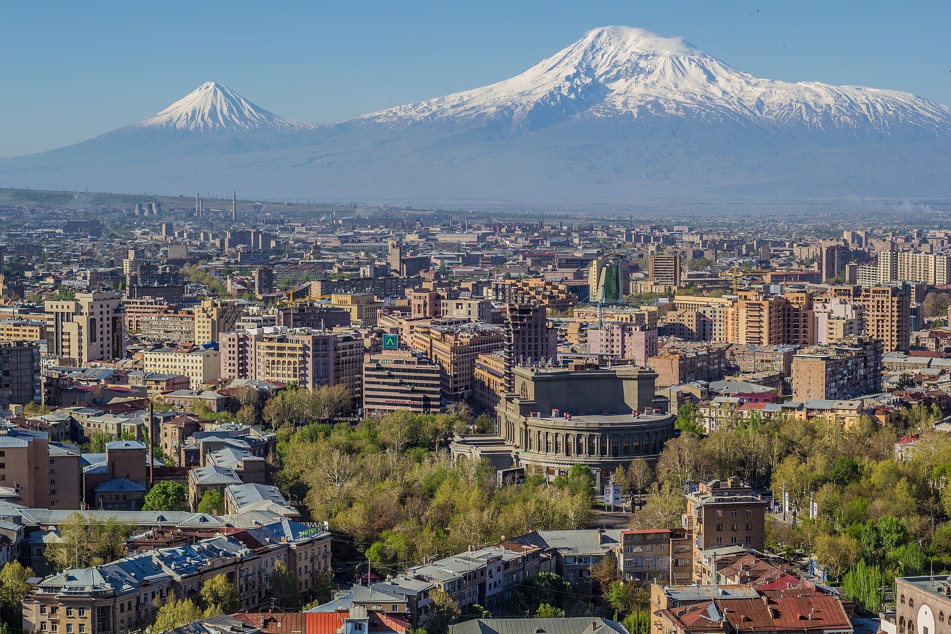 Vedere panoramică asupra orașului Erevan, Armenia, cu Muntele Ararat în fundal. (Foto: Սէրուժ Ուրիշեան (Serouj Ourishian) / CC BY-SA 3.0, Wikimedia Commons)