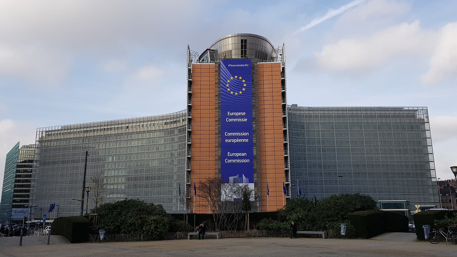 Clădirea Comisiei Europene, cu însemnele Uniunii Europene. (Foto: Romaine / CC0, Wikimedia Commons)