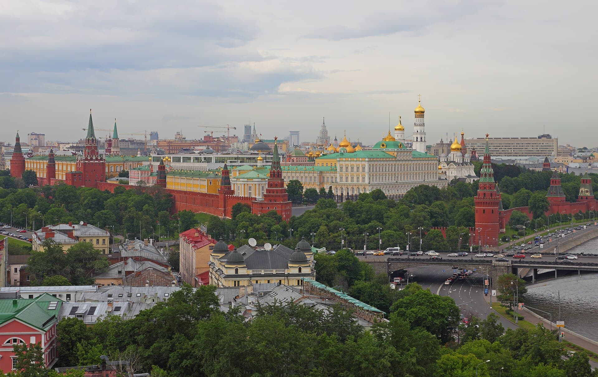 Vedere panoramică asupra Kremlinului și centrului Moscovei, cu clădiri și turnuri recognoscibile. (Foto: A.Savin / CC BY-SA 3.0, Wikimedia Commons)