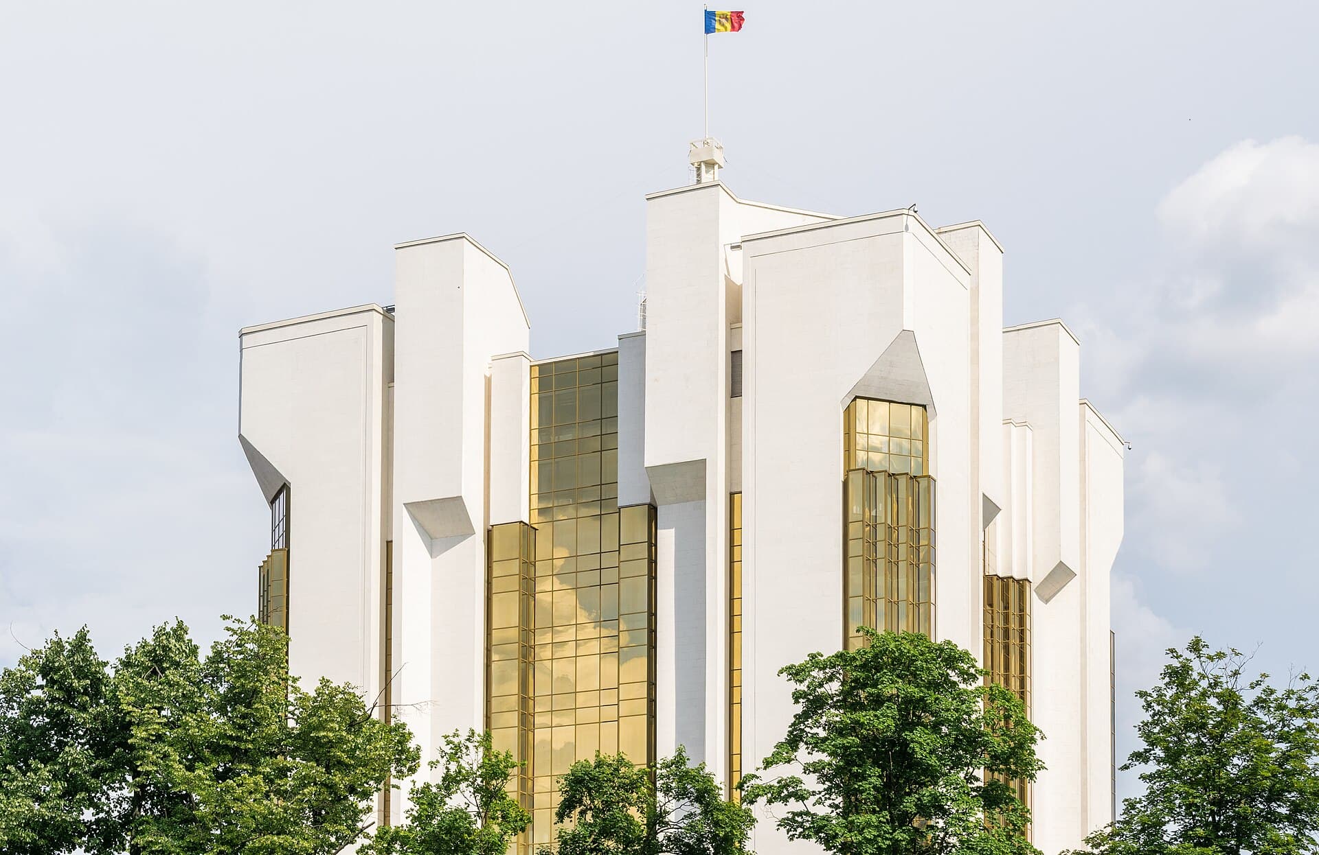 Clădirea Președinției Republicii Moldova, cu drapelul Moldovei arborat deasupra. (Foto: Photobank MD from Chisinau, Moldova / CC0, Wikimedia Commons)
