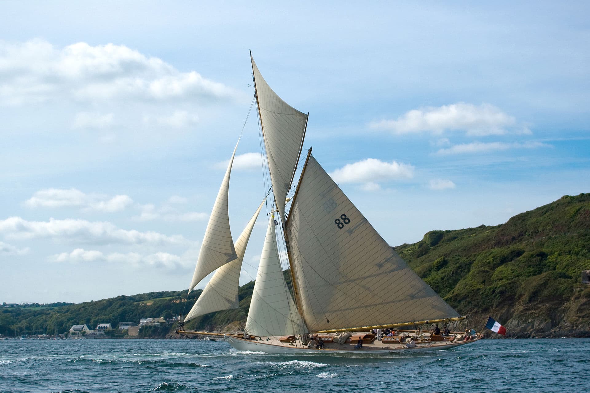 Un velier mare navigând pe mare, cu pânzele ridicate, lângă un țărm stâncos. (Foto de arhivă: Ludovic Péron / CC BY-SA 3.0, Wikimedia Commons)