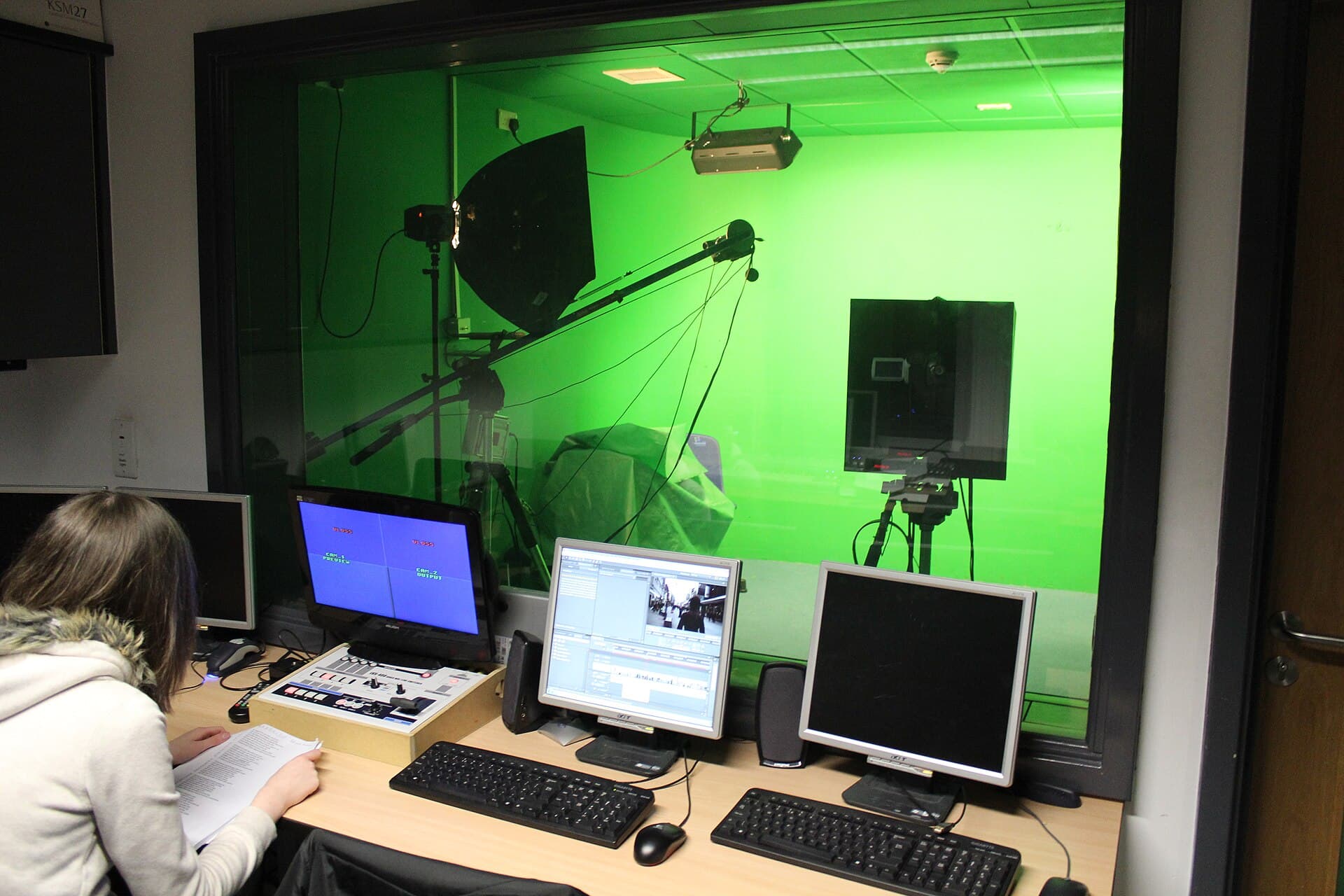 Un studio de televiziune cu fundal verde, camere, lumini și calculatoare de producție. (Foto de arhivă: Matthewdfr / CC BY-SA 3.0, Wikimedia Commons)
