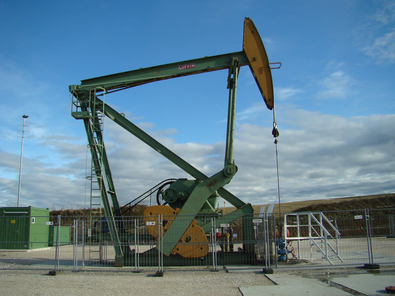 O pompă de extracție a petrolului, de tip „calul de bătaie”, într-o zonă industrială. (Foto de arhivă: Techcollector / CC BY-SA 3.0, Wikimedia Commons)