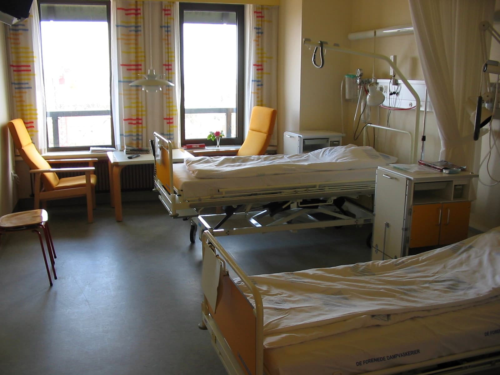 Salon de spital cu paturi de internare și echipamente medicale. (Foto de arhivă: Tomasz Sienicki [user: tsca , mail: tomasz.sienicki at gmail.com] / Public domain, Wikimedia Commons)