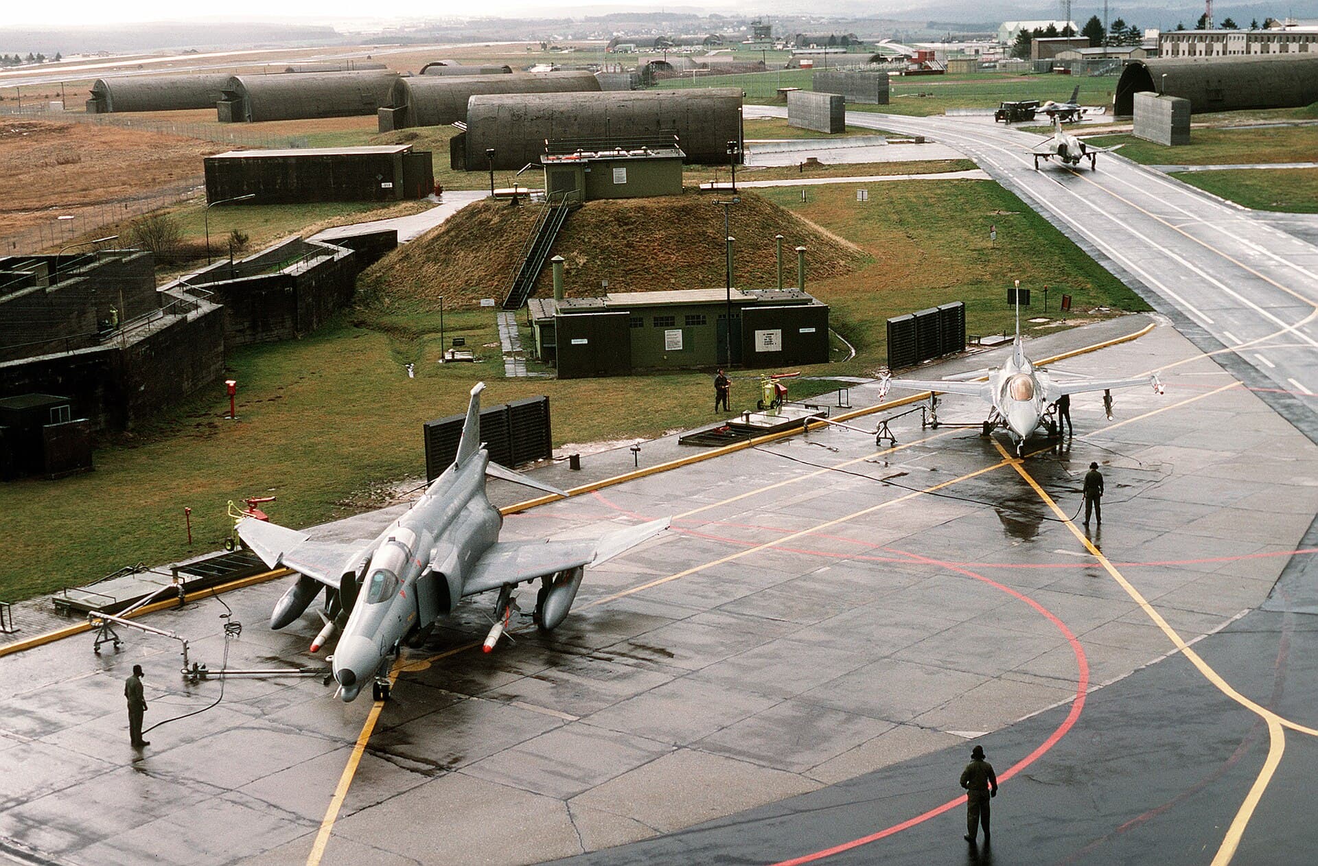 Două avioane de luptă parcate pe platforma unei baze aeriene militare. (Foto de arhivă: TSgt. Fernando Serna, USAF / Public domain, Wikimedia Commons)