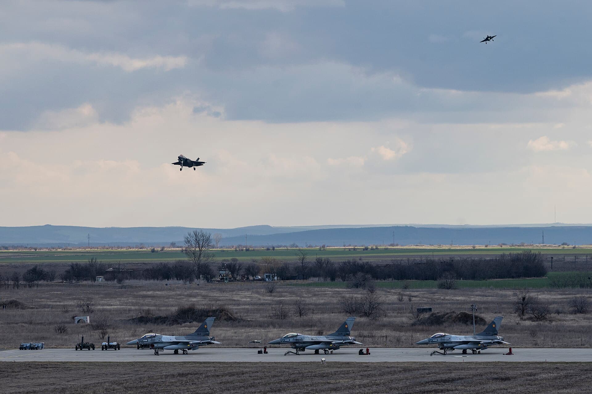 Se vede Baza Borcea cu mai multe avioane militare pe pistă și două avioane în zbor. (Foto: Senior Airman Ali Stewart / Public domain, Wikimedia Commons)