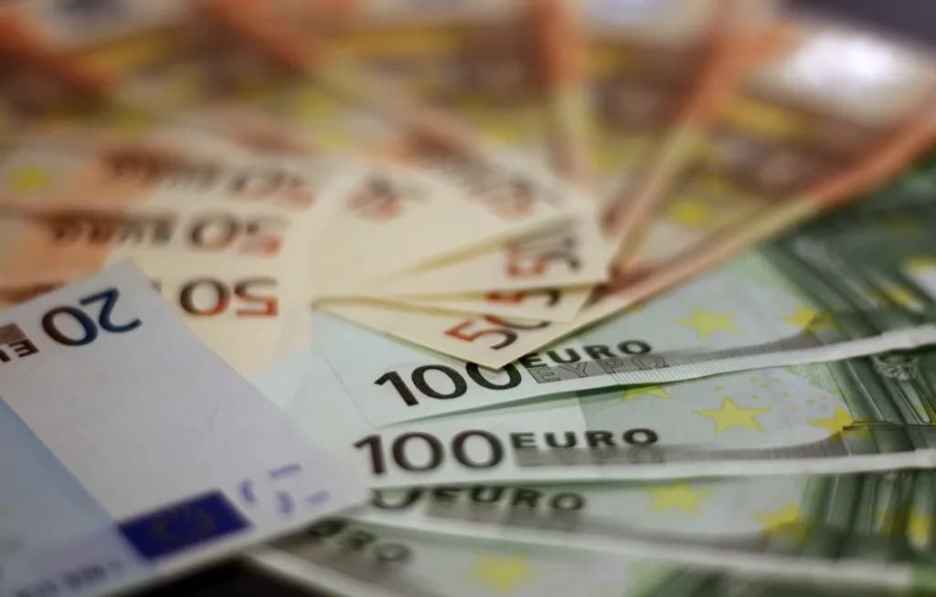 Bancnote euro și lei răspândite, fotografiate de aproape. (Foto ilustrativă: necunoscut / CC0 1.0, Openverse)