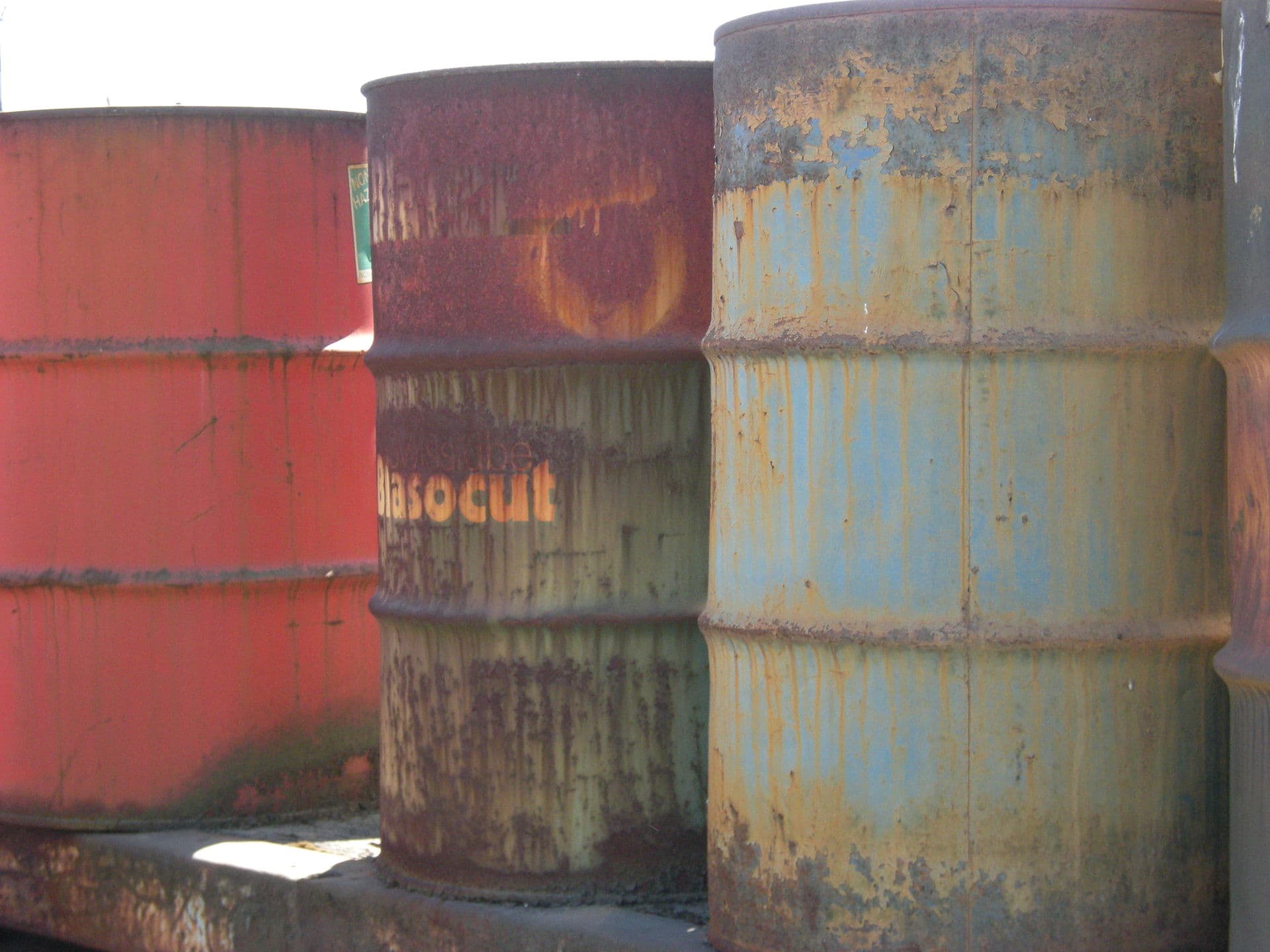 Butoaie metalice mari, ruginite, probabil pentru depozitarea petrolului sau a altor produse energetice. (Foto de arhivă: Joe Mabel / CC BY-SA 3.0, Wikimedia Commons)