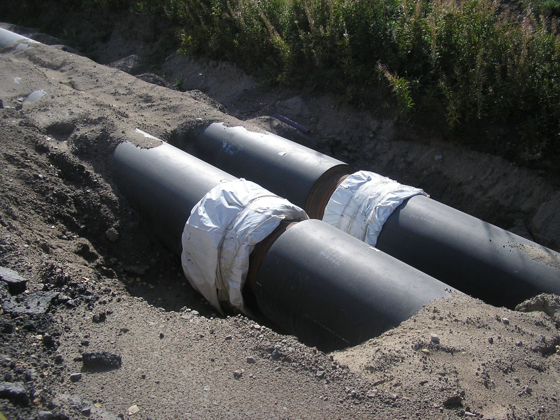 Două conducte mari de termoficare, aflate într-un șanț și în curs de reparație sau montare. (Foto de arhivă: Antti Leppänen / CC BY-SA 3.0, Wikimedia Commons)