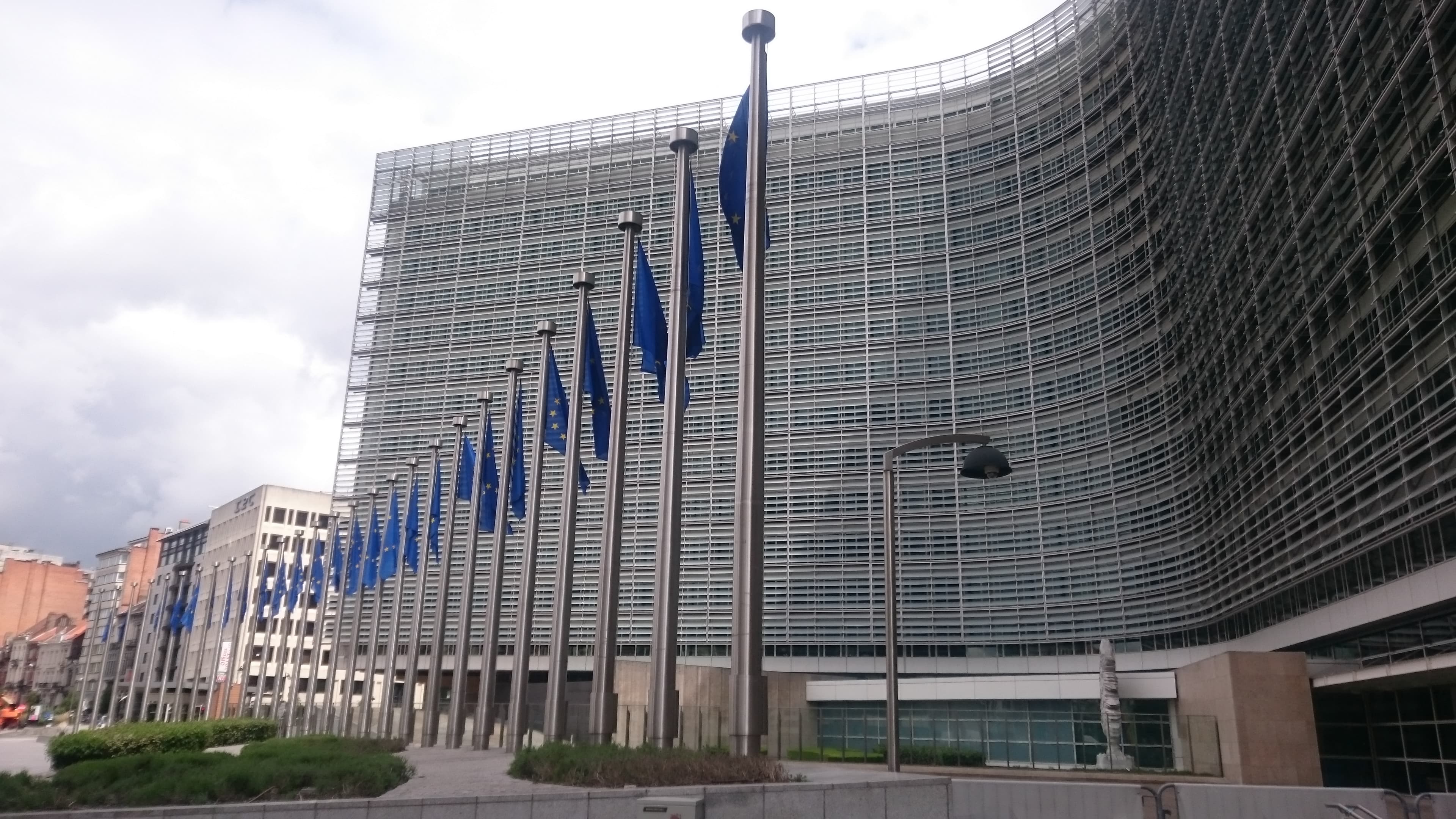 Sediul unei instituții europene, cu numeroase steaguri ale Uniunii Europene în față (Foto: KenSwe72 / BY 4.0, Openverse)