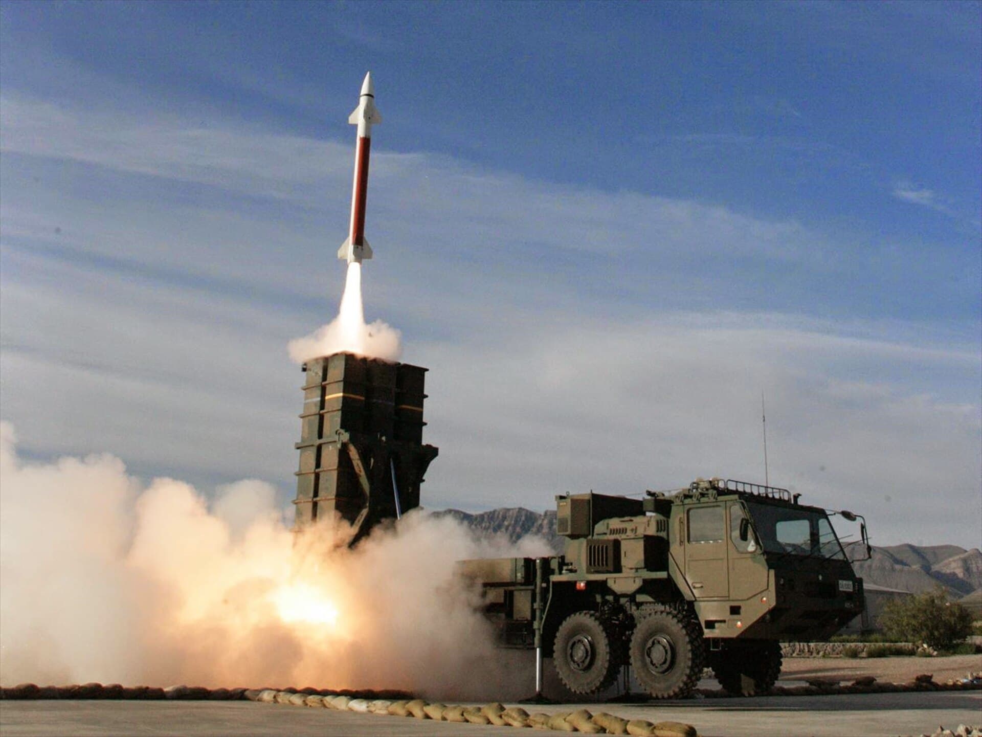 O rachetă antiaeriană lansată de pe un sistem mobil de tip Patriot. (Foto de arhivă: Rikujojieitai Boueisho （ 陸上自衛隊 / Japan Ground Self-Defense Force） / CC BY 4.0, Wikimedia Commons)