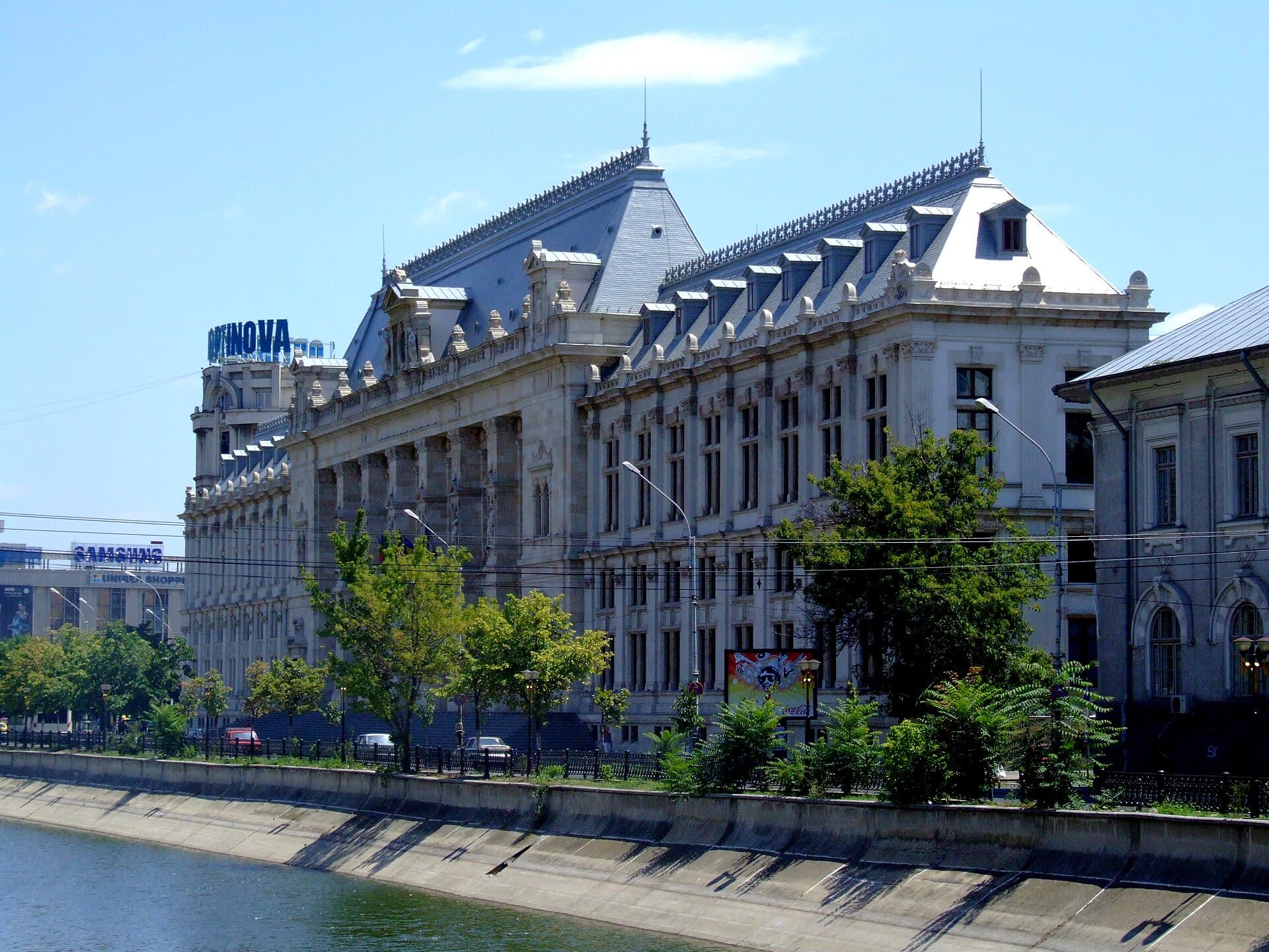 Clădirea Curții de Apel București, văzută dinspre râul Dâmbovița. (Foto: CristianChirita / CC BY-SA 3.0 ro, Wikimedia Commons)