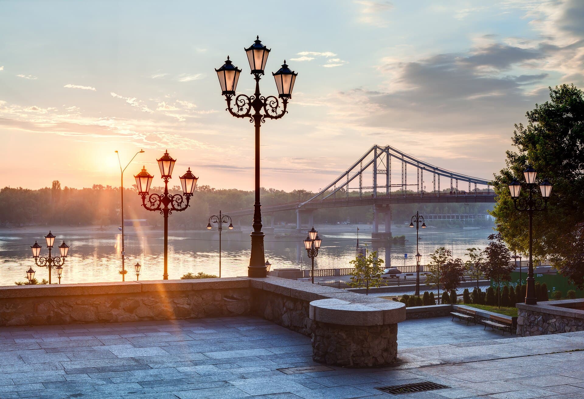Peisaj urban de pe malul Niprului, probabil în Kiev, cu o promenadă, felinare decorative și un pod peste râu. (Foto: Moahim / CC BY-SA 4.0, Wikimedia Commons)